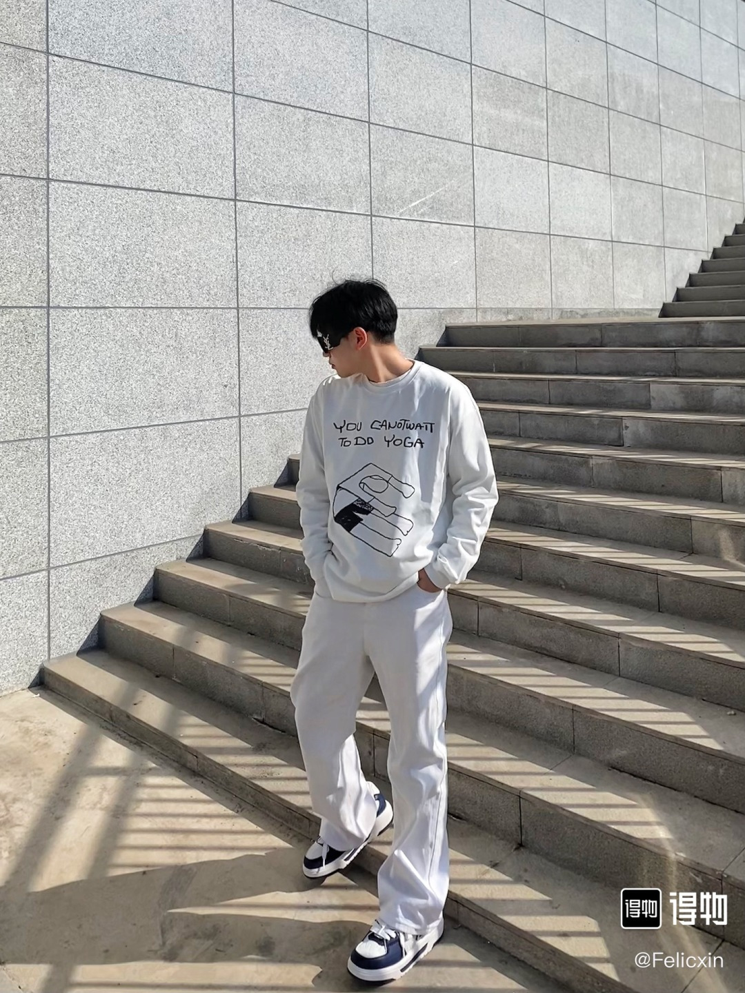 NO:725656,This whole row of MLB  This series of sneakers is a treasure shoe that has the right touch of American retro and trendy style. The iconic NY team logo is eye-catching and the classic black and white panda style is versatile and has an American street atmosphere; the navy blue and presbyopic style is retro and refreshing, suitable for commuting and leisure; the soft pink and white style is sweet but not greasy, and is a tool for creating a girlish look; the silver gray presbyopic style is cool and advanced, simple  They are modern and stylish. Whether paired with jeans for an American street style, paired with a pleated skirt for a sweet and cool college feel, or paired with suit pants for a relaxed commuting feel, these shoes can be seamlessly integrated into your daily wear. They are evergreen models that you can put in your shoe cabinet with your eyes closed. Casual shoes/sports shoes, sneakers, skirts, jeans, business  suit19860909这一整排MLB 系列板鞋,是把美式复古和潮流感拿捏得恰到好处的宝藏鞋款标志性的NY队标Logo醒目吸睛经典的黑白熊猫款百搭不出错,自带美式街头氛围感；藏青老花款复古又清爽,适配通勤与休闲；温柔粉白款甜而不腻,是打造少女感造型的利器；银灰老花款则清冷高级,简约又有腔调.不管是搭配牛仔裤走美式街头风,还是搭百褶裙打造甜酷学院感,或是配西装裤营造松弛通勤感,这些鞋都能无缝融入你的日常穿搭,是鞋柜里闭眼入都不会踩雷的常青款.,休闲鞋/运动鞋,sneakers,skirts,jeans,business suit,Women's Shoes