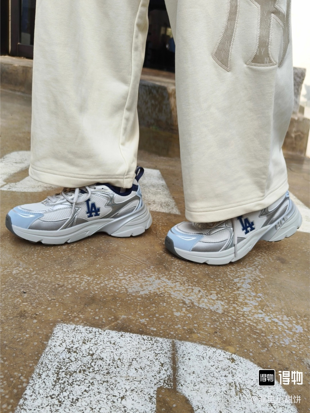 NO:725828,This pair of MLB dad shoes has a sweet and cool atmosphere directly welded to the feet!  The mesh + leather splicing is breathable and layered, and the soft elastic thick sole quietly elongates the proportions, so you won't feel tired after running around all day. The cherry blossom pink has a girly feel, the light blue is fresh and white, the silver gray is futuristic, and the milky white is gentle and versatile. Whether it is paired with a pleated skirt, jeans or a sports suit, it can easily capture the sweet and cool spring style. The classic logos of LA and NY are low-key and recognizable. You must leave a C position for it in the spring shoe cabinet!  I found the first pair of sweet and cool shoes in spring!  The color scheme of MLB's dad shoes hits the hearts of girls. They feel soft on the feet and make the legs look longer. I love them~, casual shoes/sports shoes, sneakers, skirts, jeans19860909MLB这双老爹鞋直接把甜酷氛围感焊在脚上了！ 网面+皮革拼接透气又有层次,软弹厚底悄悄拉长比例,暴走一天都不累.樱花粉自带少女感,浅蓝清新显白,银灰未来感拉满,奶白温柔百搭,不管是搭配百褶裙、牛仔裤还是运动套装,都能轻松拿捏春日甜酷风.LA和NY的经典Logo低调又有辨识度,开春鞋柜必须给它留C位！春天的第一双甜酷鞋被我挖到了！ MLB这双老爹鞋配色戳中少女心,脚感软乎乎还显腿长,直接爱住～,休闲鞋/运动鞋,sneakers,skirts,jeans,Women's Shoes