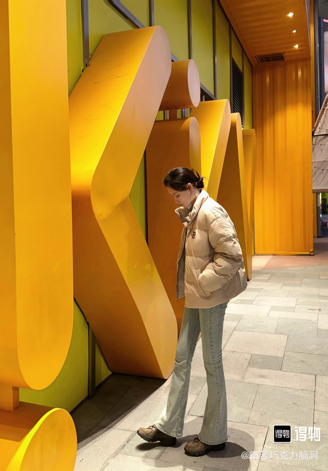 NO:725639,This wave of MLB retro running shoes directly understands the 'low saturation atmosphere'!  The mesh + suede stitching is breathable and textured. The lightweight, thick sole is soft and comfortable, and your feet will not be tired after a day of running. Grey, pea green, coffee, off-white, and milky almond are all gentle Morandi colors, which can be easily matched with sweaters, jeans, and overalls. The classic NY Logo is low-key and recognizable. If you want to create a lazy retro style in the spring, this pair is a must-have!  I found the spring 'lazy shoes'!  The color scheme of this pair of MLB retro running shoes is gentle to the core. It feels soft and versatile. It can be used for my entire spring trip. Casual shoes/sports shoes, sneakers, hoodie, sweatshirts, jeans, chamois leather19860909MLB这波复古跑鞋直接把「低饱和氛围感」玩明白了！ 网眼+麂皮拼接透气又有质感,轻量厚底软弹舒适,暴走一天都不累脚. 灰调、豆绿、咖啡、米白、奶杏全是温柔挂的莫兰迪色系,搭配卫衣、牛仔裤、工装裤都能轻松拿捏松弛感. 经典NY Logo低调又有辨识度,开春想打造慵懒复古风,这双必须锁死！春天的「懒人鞋」被我找到了！MLB这双复古跑鞋配色温柔到骨子里,脚感软乎乎还百搭,直接承包我整个春天的出行～,休闲鞋/运动鞋,sneakers,hoodie,sweatshirts,jeans,chamois leather,Women's Shoes