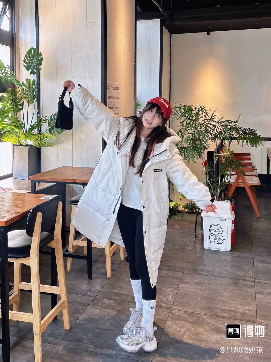 NO:725733,This pair of MLB dad shoes directly welds the sweet and cool hot girl style to the feet!  The mesh splicing design is breathable and not stuffy on the feet, and the soft elastic thick soles quietly elongate the proportions, so you won’t feel tired after running around all day. The cherry blossom pink color scheme has a girly feel, the silver gray is full of futuristic feeling, and the classic cool black is versatile. It can be easily matched with jeans and pleated skirts to create a spring atmosphere. The NY Logo is low-key and recognizable, and it must be reserved for spring shoe cabinets!  The first pair of shoes of spring was contracted by MLB!  The pink and tender color scheme is so exciting for girls. It feels soft on the feet and makes the legs look longer. I fall in love with it~, dad shoes, skirts, jeans19860909MLB这双老爹鞋直接把甜酷辣妹风焊在脚上了！ 网面拼接设计透气不闷脚,软弹厚底悄悄拉长比例,暴走一天都不累. 樱花粉配色自带少女感,银灰色未来感拉满,经典酷黑则百搭不出错,搭配牛仔裤、百褶裙都能轻松拿捏春日氛围感. NY Logo低调又有辨识度,开春鞋柜必须给它留C位！春天的第一双鞋被MLB承包了！ 粉粉嫩嫩的配色太戳少女心,脚感软乎乎还显腿长,直接爱住～,老爹鞋,skirts,jeans,Women's Shoes