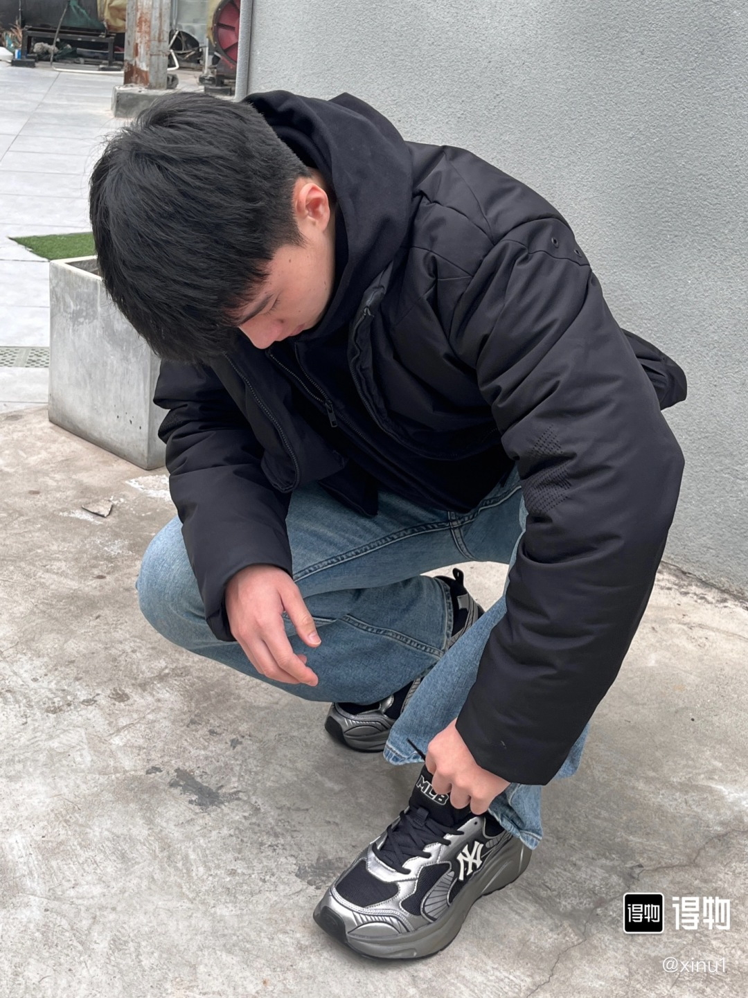 NO:725712,This pair of MLB retro running shoes directly touched my heart!  The silver gray + black color scheme has a high-end feel, the mesh splicing is breathable and not stuffy on the feet, and the soft elastic thick sole will not tire you out all day long. The classic logos of LA and NY are low-key and recognizable. Whether it is paired with sports pants or jeans, it can easily capture the American retro atmosphere ~ It feels comfortable on the feet and makes the legs look longer. It is a must-have and versatile style for spring!  Today’s hardcore retro style get!  This pair of silver-gray running shoes from MLB really understands me. They feel soft on my feet and the color is so cool. I rely on them to complete my spring outfit~, dad shoes, jeans19860909MLB这双复古跑鞋直接戳中了我的心巴！ 银灰+黑的配色自带高级感,网面拼接透气不闷脚,软弹厚底暴走一天都不累.LA和NY的经典Logo低调又有辨识度,不管是搭配运动裤还是牛仔裤,都能轻松拿捏美式复古氛围感～脚感舒适还显腿长,开春必备的百搭款就是它！今日份硬核复古风get！ MLB这双银灰跑鞋真的太懂我了,脚感软乎乎,配色帅到没朋友. 开春穿搭就靠它撑场面了～,老爹鞋,jeans,Women's Shoes