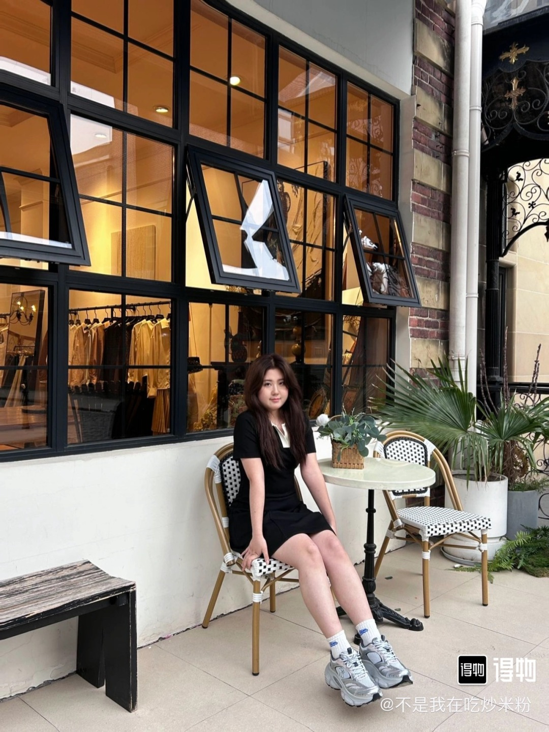 NO:725808,The dad shoes in this circle of MLB have directly mastered the 'spring dopamine outfit'!  The mesh splicing is breathable and not stuffy on the feet, and the soft and elastic thick soles quietly elongate the proportions, so you won’t feel tired after walking around for a day. From girly pink, fresh blue to cool black, silver gray, as well as off-white and milk tea colors with their own retro filters, each color combination hits the aesthetic point. Whether it is paired with sports pants, pleated skirts or jeans, you can easily unlock a variety of styles such as sweet and cool, lazy, retro, etc., and the spring shoe cabinet will be directly contracted by it!  MLB retro dad shoe series, with the iconic NY/B team logo as the design highlight, mesh and leather stitching to create rich layers. The thick-soled design has both heightening and cushioning properties. It is available in multiple colors and is suitable for daily commuting and street wear. It is a must-have item for creating a spring atmosphere. Dad shoes, skirts, jeans19860909MLB这一圈老爹鞋直接把「春日多巴胺穿搭」拿捏了！ 网面拼接透气不闷脚,软弹厚底悄悄拉长比例,暴走一天都不累. 从少女粉、清新蓝到酷黑、银灰,还有自带复古滤镜的米白和奶茶色,每个配色都戳中审美点. 不管是配运动裤、百褶裙还是牛仔裤,都能轻松解锁甜酷、慵懒、复古等多种风格,开春鞋柜直接被它承包！MLB复古老爹鞋系列,以标志性NY/B队标为设计亮点,网布与皮革拼接打造丰富层次. 厚底设计兼具增高与缓震性能,多色可选,适配日常通勤与出街穿搭,是打造春日氛围感造型的必备单品,老爹鞋,skirts,jeans,Women's Shoes