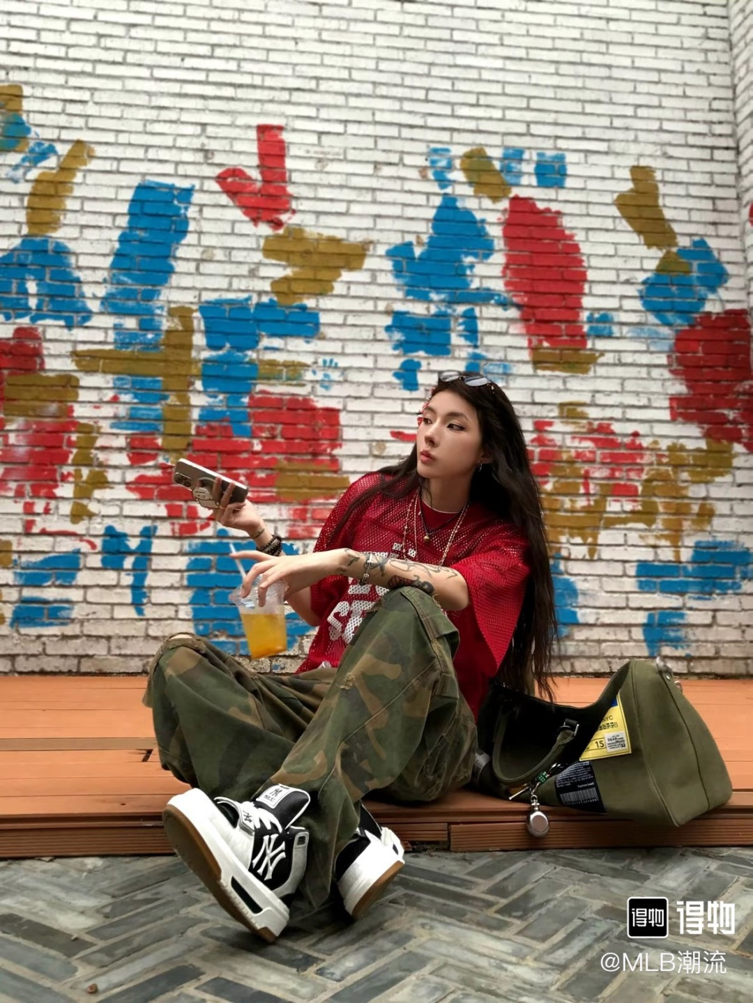 NO:725869,Who knows?  MLB's entire wall of senior shoes directly brings out the 'sweet and cool feeling of American campus'!  The leather splicing design is full of texture, and the thick sole is soft and elastic, making your feet not tired after walking all day. The cherry blossom pink is very girly, the silver gray is low-key and high-end, and the black and white contrasting colors are classic and versatile. There are also low-saturated colors such as milk coffee and light blue, which can be easily matched with school uniform pants, pleated skirts, and jeans to create a youthful atmosphere. The NY/B team logo is eye-catching and recognizable. If you want to be the most beautiful kid on campus in the spring, this pair is a must-have!  MLB’s pair of senior shoes comes in so many colors that you’ll be spoiled for choice. They feel soft and make your legs look longer. I’m in love with them~. Casual shoes/sports shoes, sneakers, skirts, jeans.19860909谁懂啊！MLB这一整墙的学长鞋直接把「美式校园甜酷感」拉满了！ 皮革拼接设计质感拉满,厚底软弹又增高,暴走一天都不累脚. 樱花粉少女心爆棚,银灰低调高级,黑白撞色经典百搭,还有奶咖、浅蓝这些低饱和色系,搭配校服裤、百褶裙、牛仔裤都能轻松拿捏青春氛围感. NY/B队标醒目又有辨识度,开春想做校园里最靓的崽,这双必须锁死！MLB这双学长鞋配色多到挑花眼,脚感软乎乎还显腿长,直接爱住～,休闲鞋/运动鞋,sneakers,skirts,jeans,Women's Shoes