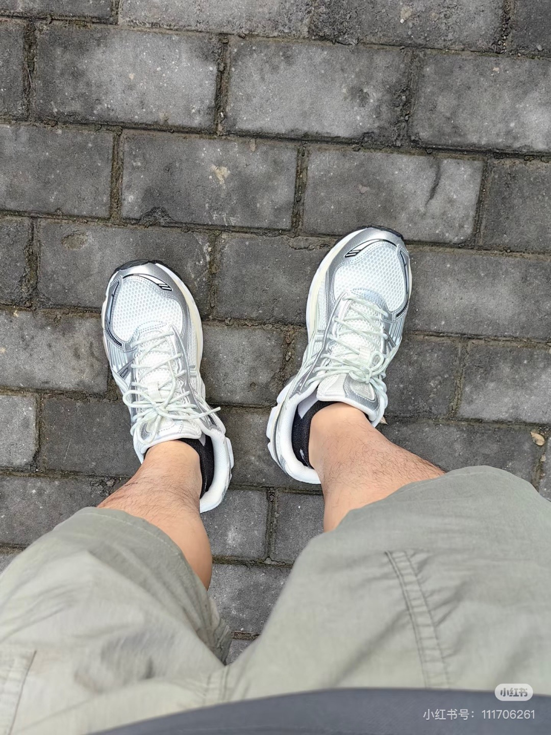 NO:725960,This pair of ASICS retro running shoes is made of distressed mesh spliced ​​with metallic silver-gray support sheets, and is matched with the iconic Gel cushioning technology midsole. It has the tough outline of dad shoes and a retro and old atmosphere. It looks great whether paired with sports pants or work skirts. Casual shoes/sports shoes, sneakers, skirts19860909这双 ASICS 复古跑鞋以做旧网布拼接金属质感的银灰支撑片,搭配标志性的 Gel 缓震科技中底,既有老爹鞋的硬朗轮廓,又带着复古做旧的氛围感,不管是搭配运动裤还是工装裙都很出片.,休闲鞋/运动鞋,sneakers,skirts,Women's Shoes