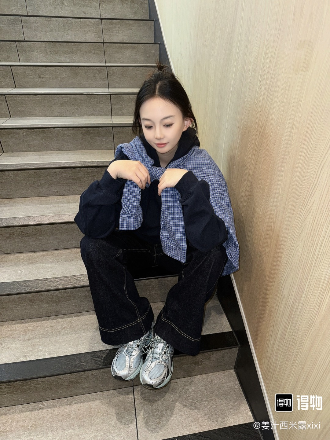 NO:725996,ASICS Retro Running Shoes Texture Description~~This pair of ASICS Gel-Kayano 14 can be called the 'atmosphere shoe' among retro running shoes. It is spliced with multiple layers of mesh and synthetic leather to create a rich visual layer. The iconic FluidAxis support structure and heel Gel  The cushioning rubber makes it both a retro style tool and a professional running shoe. Whether paired with distressed jeans to create a relaxed street style, or combined with suit pants for a mixed commute look, it can be easily controlled. The black and silver colors are low-key and versatile, while light colors such as pink silver and mint green have a fresh and sweet temperament. It is a universal item that can be worn in the shoe cabinet all year round. Casual shoes/sports shoes, sneakers, jeans, business suit19860909ASICS 复古跑鞋 质感描述～～这双 ASICS Gel-Kayano 14 堪称复古跑鞋中的“氛围感神鞋”,以多层网布与合成革拼接出丰富的视觉层次,标志性的 FluidAxis 支撑结构和后跟 Gel 缓震胶,让它既是复古穿搭利器,也是专业跑鞋.无论是搭配做旧牛仔裤打造松弛感街头风,还是与西装裤组合出混搭通勤造型,它都能轻松驾驭.黑银配色低调百搭,粉银、薄荷绿等浅色系则自带清新甜妹气质,是鞋柜里一年四季都能穿的万能单品.,休闲鞋/运动鞋,sneakers,jeans,business suit,Women's Shoes