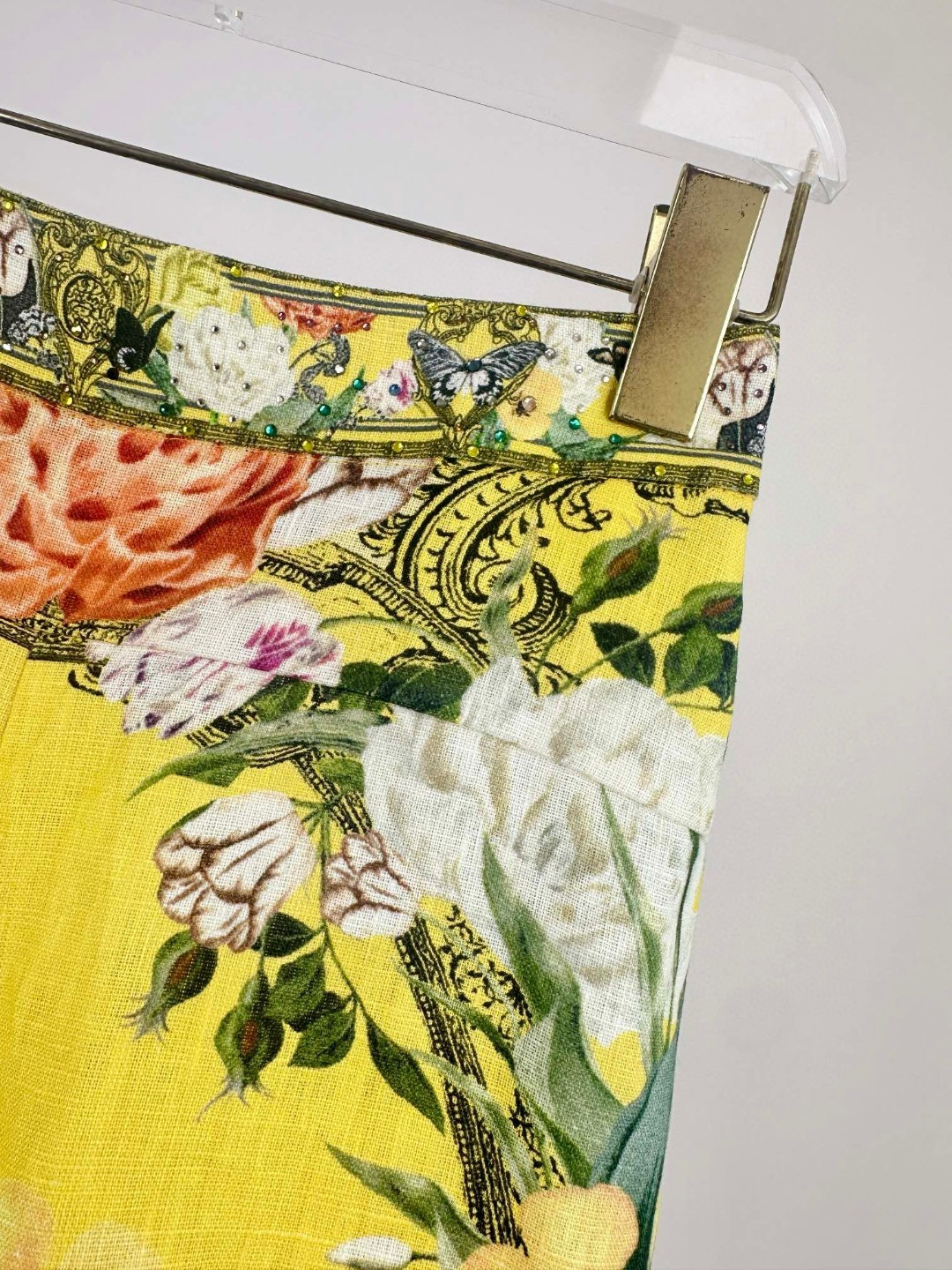 “Camilla: One-Size-Fits-All Female Outfit with Unique Design and Crystal Details” - 图片 5