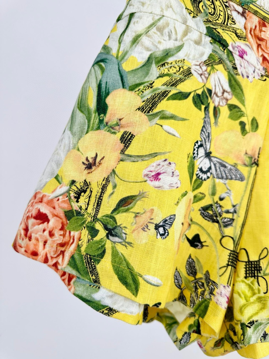 “Camilla: One-Size-Fits-All Female Outfit with Unique Design and Crystal Details” - 图片 7