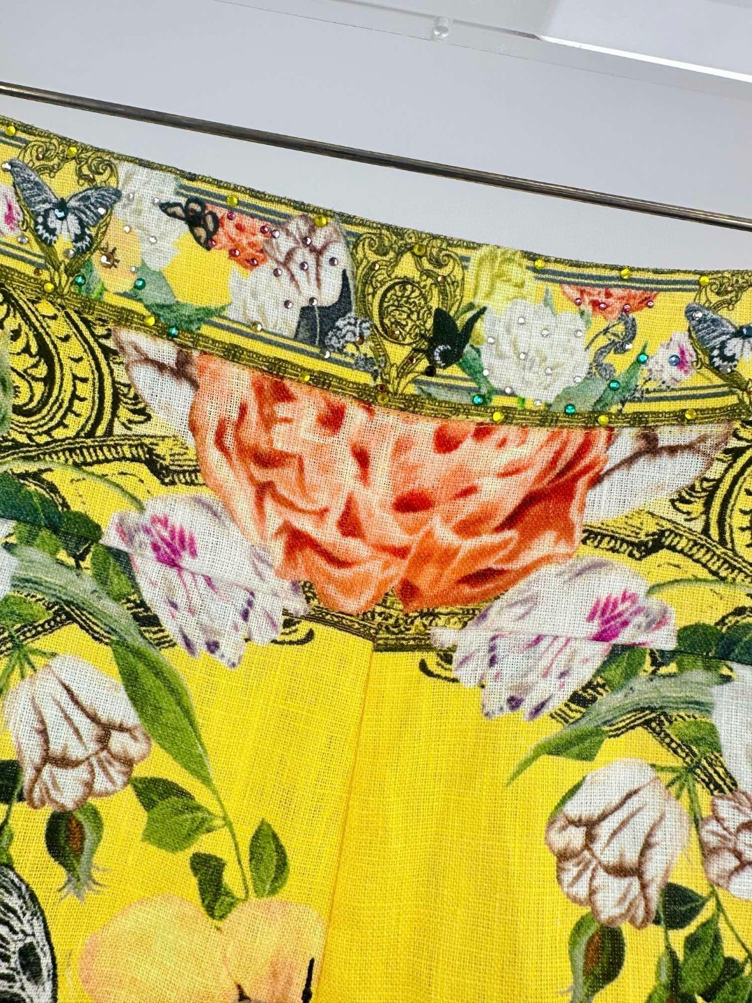 “Camilla: One-Size-Fits-All Female Outfit with Unique Design and Crystal Details” - 图片 6