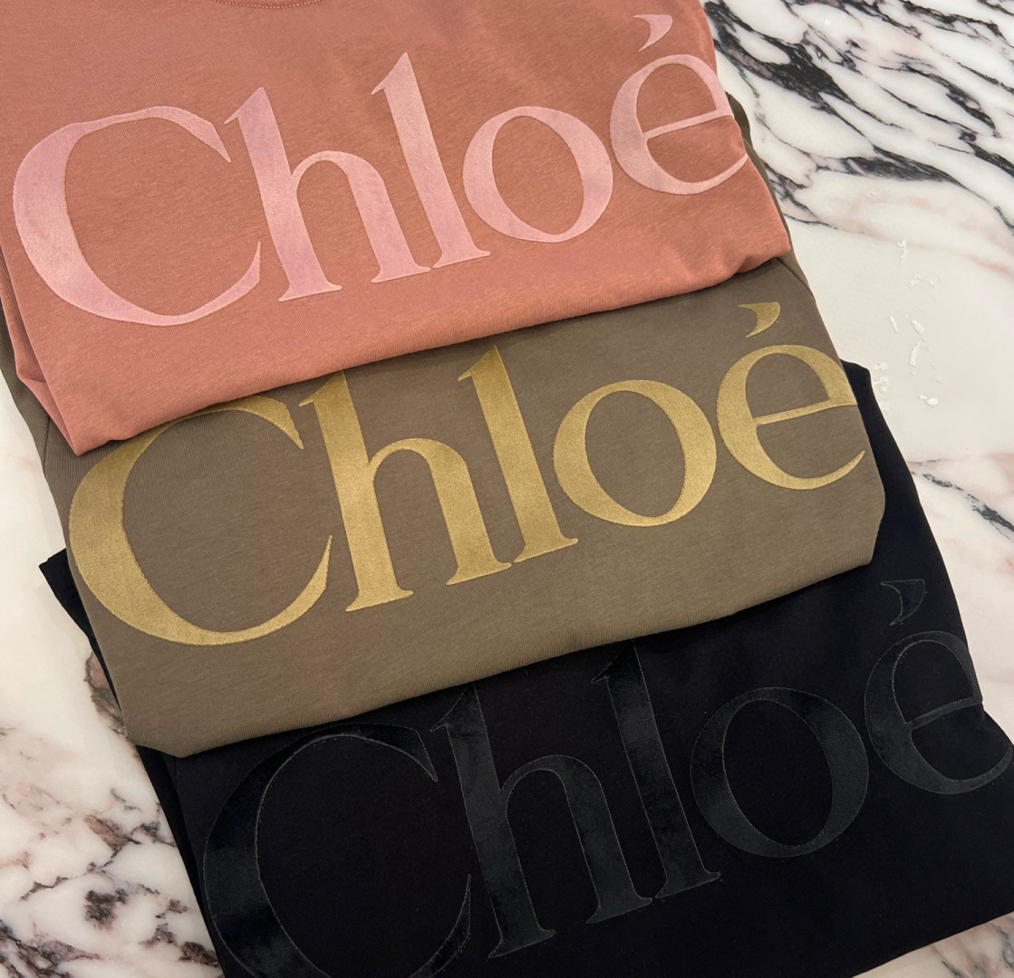 Chlo* Original Female Suit: Stylish Velvet Letter Tee with Shoulder Repair – Simple and Advanced Style. - 图片 1