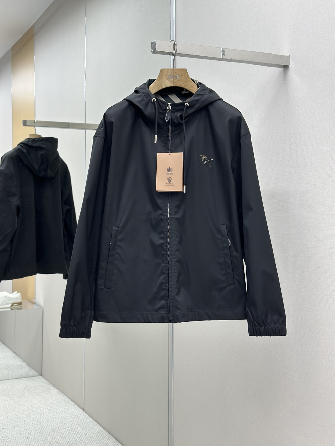 NO:496920,BBR* new product, traceless inner lining, top quality, same style on the official website, complete three standards!  New men's jacket, fashionable and casual high-end version!  Customized fabrics for counters are breathable and comfortable, with impeccable details, and the brand element design concept reflects high quality. The feel is delicate and soft!  It is casually cut, with a great upper body style!  Code number M-3XL, Jackets & coats, Jackets & coats, Alexander wang19860909BBR*新品 无痕内里 顶级品质 官网同款,三标齐全！新款男士夹克外套,时尚休闲高端版本！专柜定制面料 透气舒适度高,细节无可挑剔,品牌元素设计理念,体现高品质.手感细腻柔软！呈现休闲裁剪,上身版型超赞！码数M-3XL,,jackets & coats,jackets & coats,alexander wang,Men's clothing