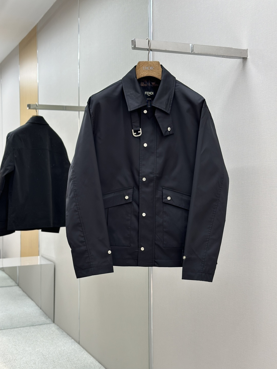 NO:496923,FD's new jacket, the new product on the show is perfect, comfortable and warm, the three-standard complete colors and full and attractive, and the very outstanding design easily advances the sense of fashion. The workmanship is extremely exquisite and rigorous, and the wiring is neat and meticulous!  A masterpiece of a big-name designer!  The upper body doesn't look bloated and super handsome!  Spot code M ~ XXXL,,jackets & coats,jackets & coats,alexander wang19860909FD 新款夹克外套,秀场新品品相非常完美,舒适保暖,三标齐全色泽饱满诱人,非常出彩的设计,轻松将时髦感进阶,做工极为考究严谨,走线工整细致！大牌设计师巨作！上身不显臃肿、超级帅气！现货码数M ～ XXXL,,jackets & coats,jackets & coats,alexander wang,Men's clothing