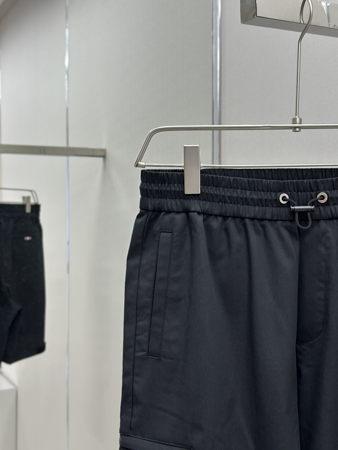 Title: Moncler Men’s Rectangular Shorts for Fashionable Outdoor Exercise Summary: Moncler’s latest men’s shorts offer comfort, style, and functionality for outdoor activities in sizes M- - 图片 5