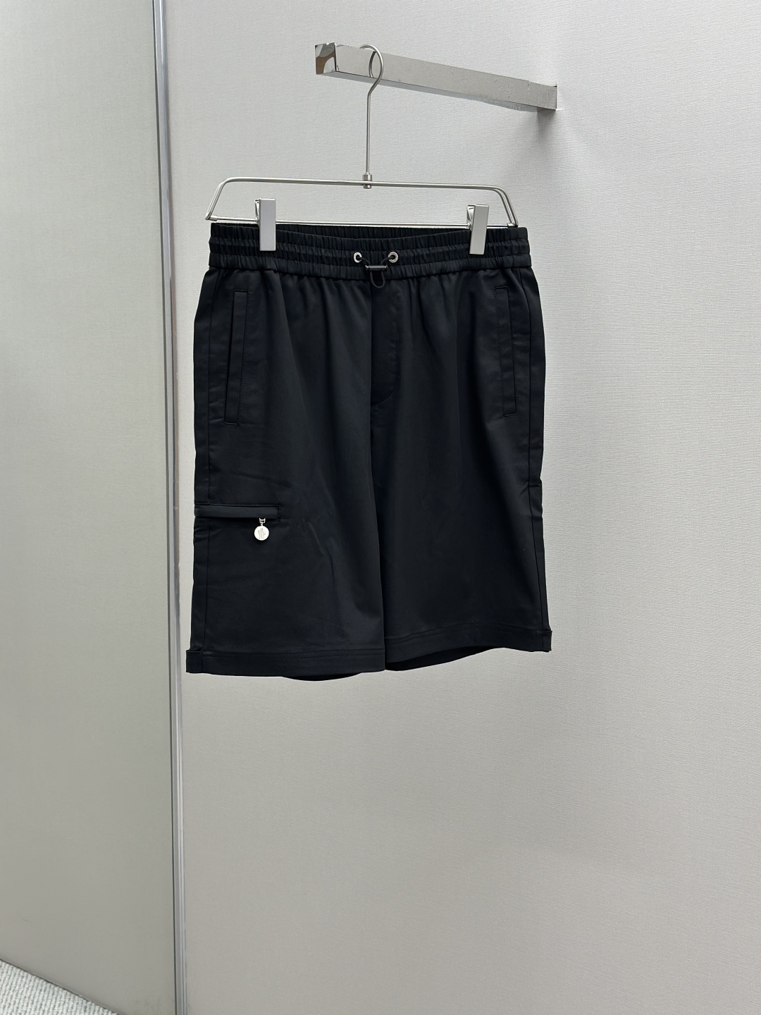 Title: Moncler Men’s Rectangular Shorts for Fashionable Outdoor Exercise Summary: Moncler’s latest men’s shorts offer comfort, style, and functionality for outdoor activities in sizes M- - 图片 3