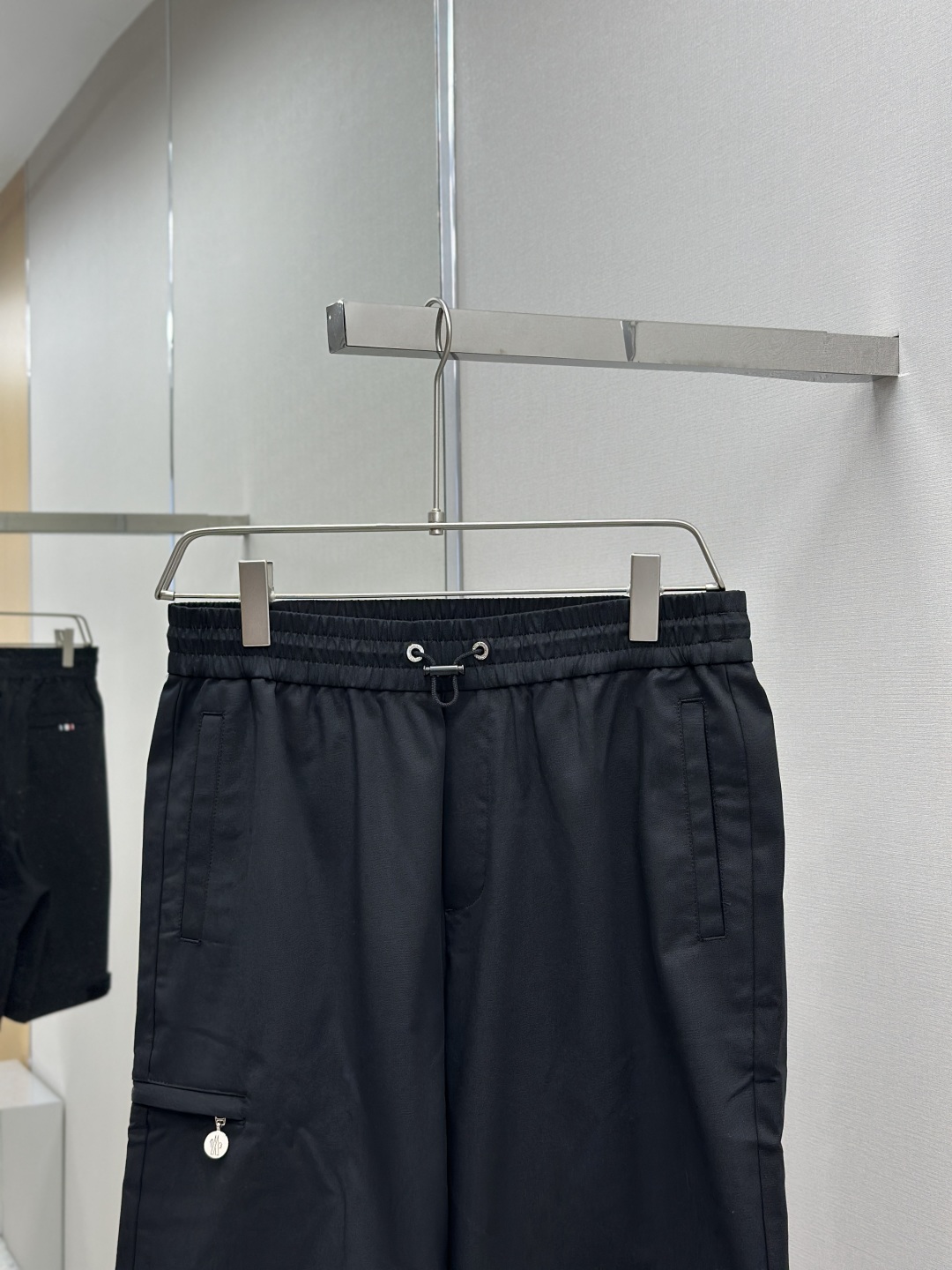 Title: Moncler Men’s Rectangular Shorts for Fashionable Outdoor Exercise Summary: Moncler’s latest men’s shorts offer comfort, style, and functionality for outdoor activities in sizes M- - 图片 4