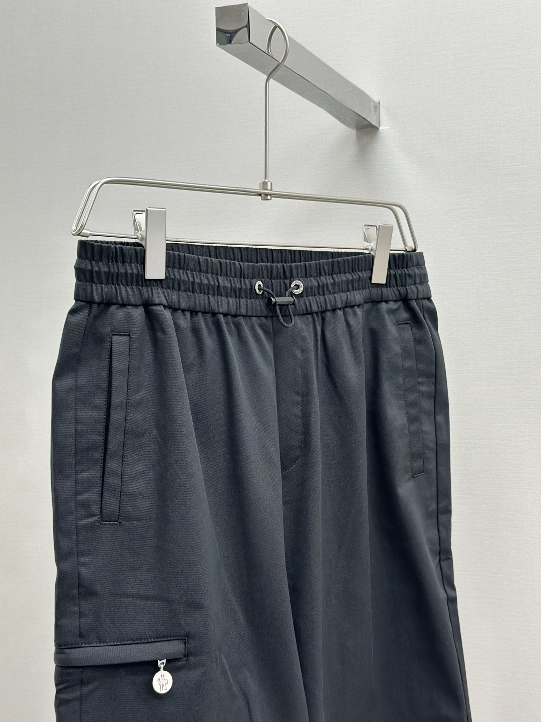 Title: Moncler Men’s Rectangular Shorts for Fashionable Outdoor Exercise Summary: Moncler’s latest men’s shorts offer comfort, style, and functionality for outdoor activities in sizes M- - 图片 6