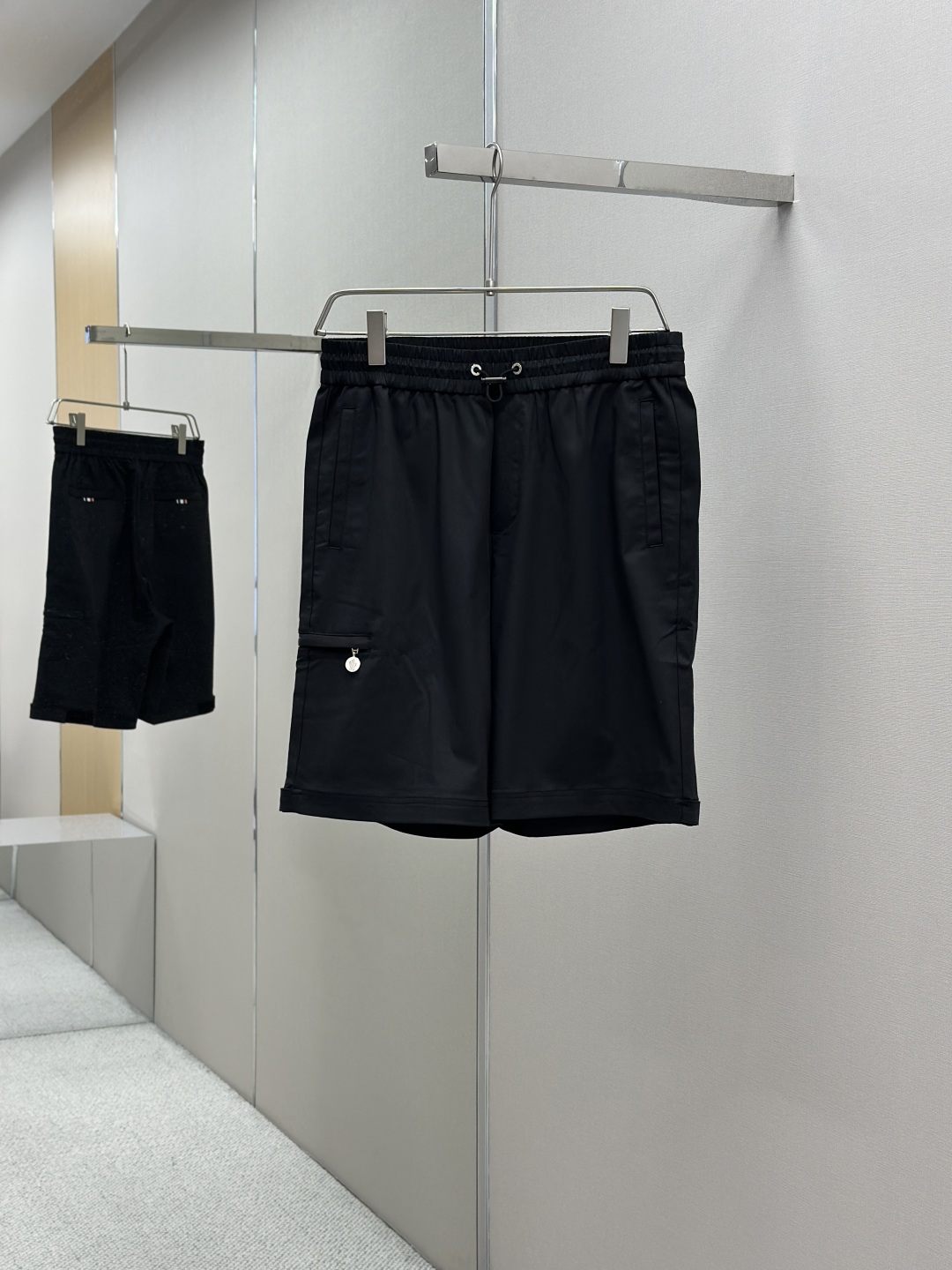 Title: Moncler Men’s Rectangular Shorts for Fashionable Outdoor Exercise Summary: Moncler’s latest men’s shorts offer comfort, style, and functionality for outdoor activities in sizes M-