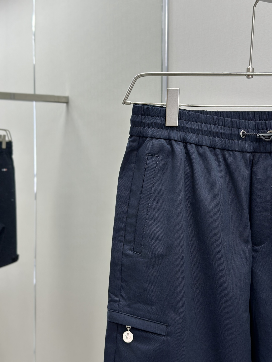 “Moncler Men’s Rectangular Shorts: Fashionable and Functional for Outdoor Exercise in Various Sizes” - 图片 5