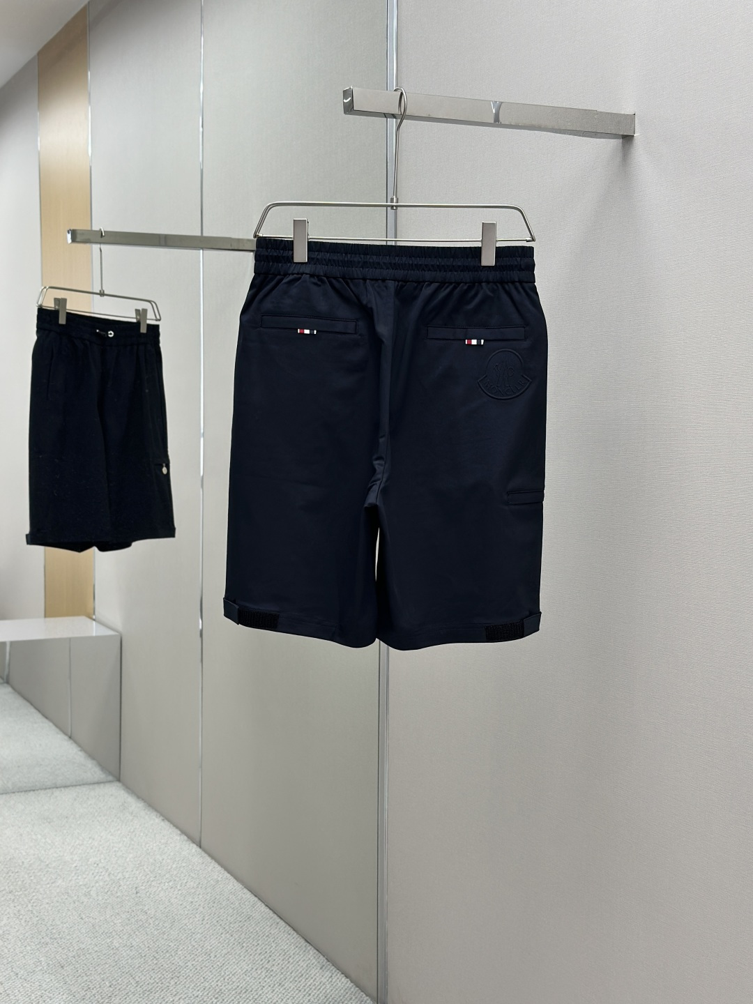 “Moncler Men’s Rectangular Shorts: Fashionable and Functional for Outdoor Exercise in Various Sizes” - 图片 2