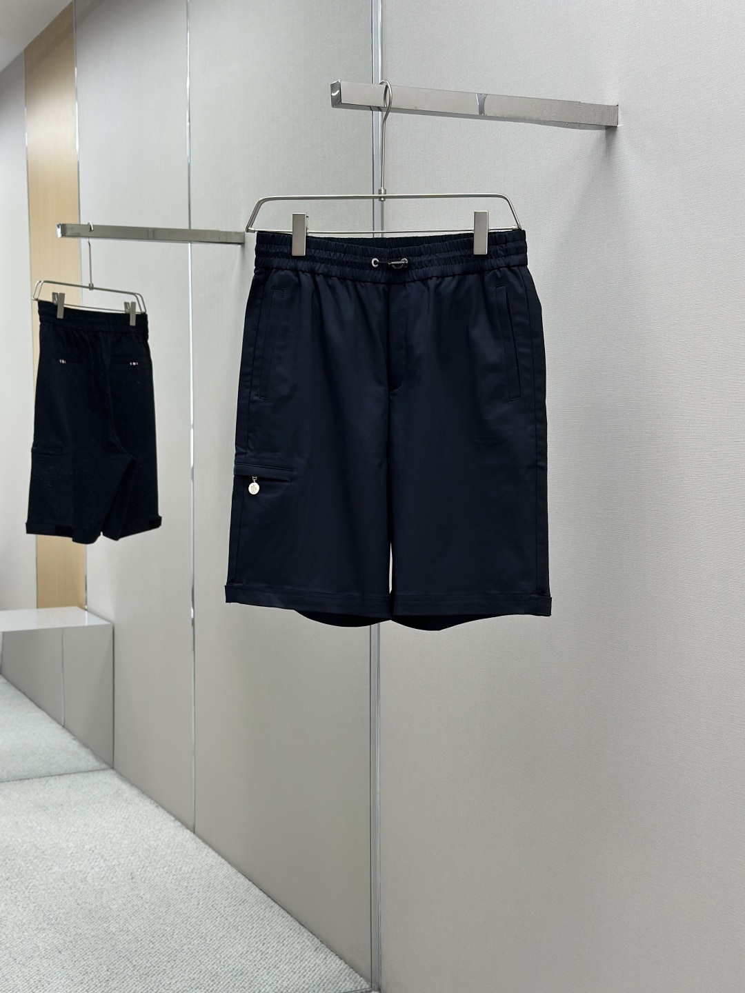 “Moncler Men’s Rectangular Shorts: Fashionable and Functional for Outdoor Exercise in Various Sizes” - 图片 1