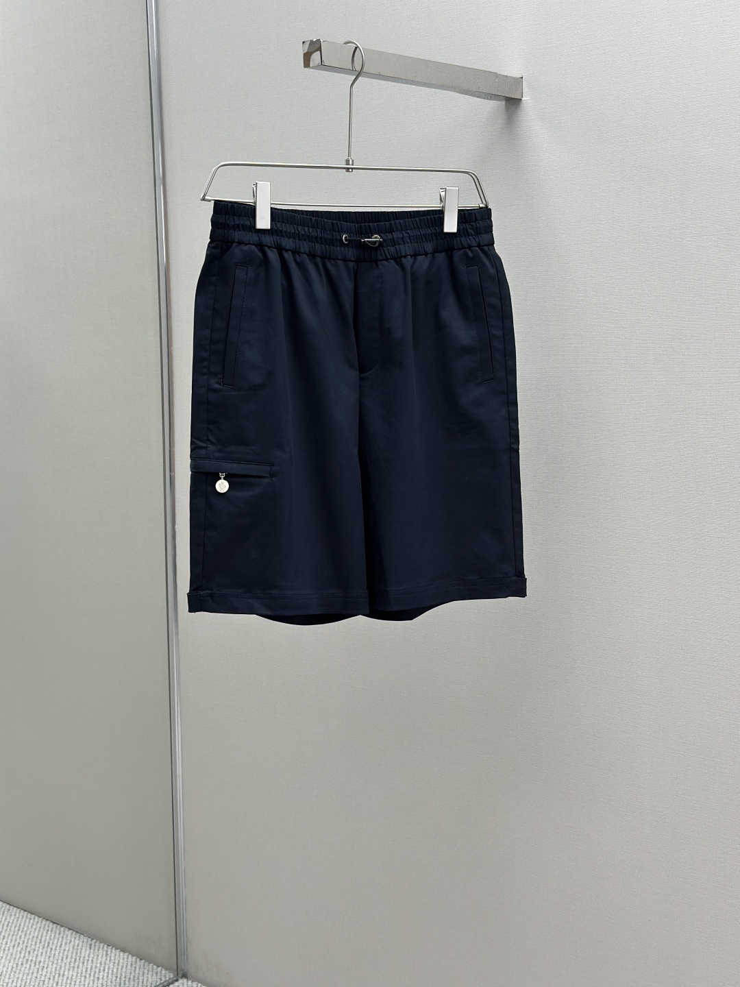 “Moncler Men’s Rectangular Shorts: Fashionable and Functional for Outdoor Exercise in Various Sizes” - 图片 3