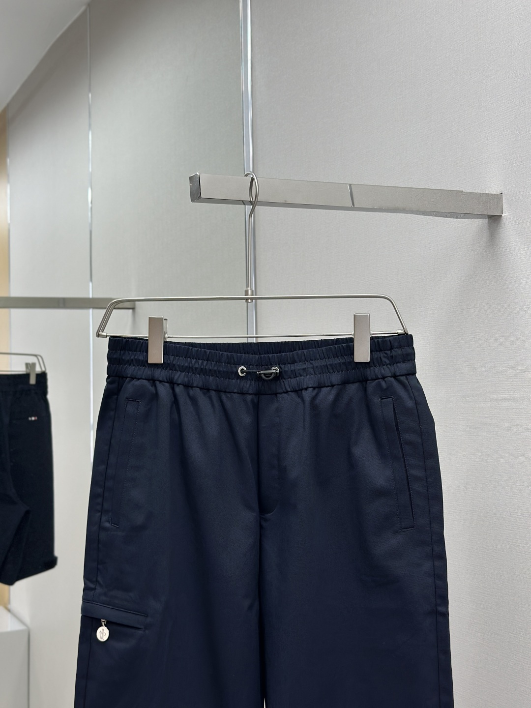 “Moncler Men’s Rectangular Shorts: Fashionable and Functional for Outdoor Exercise in Various Sizes” - 图片 4