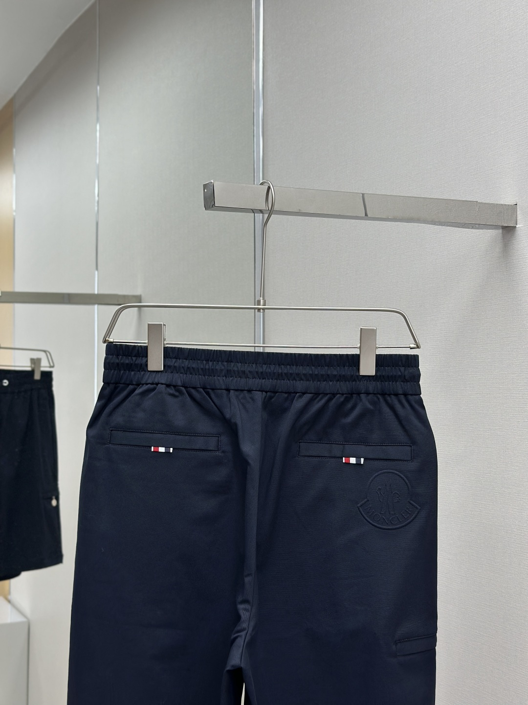 “Moncler Men’s Rectangular Shorts: Fashionable and Functional for Outdoor Exercise in Various Sizes” - 图片 8