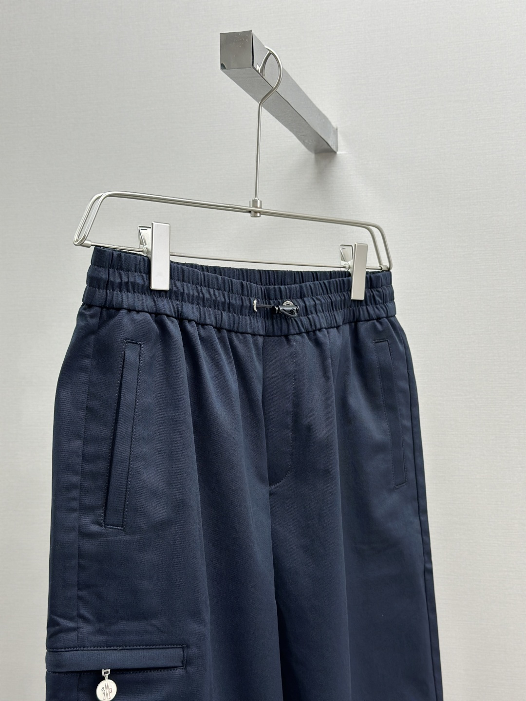 “Moncler Men’s Rectangular Shorts: Fashionable and Functional for Outdoor Exercise in Various Sizes” - 图片 6