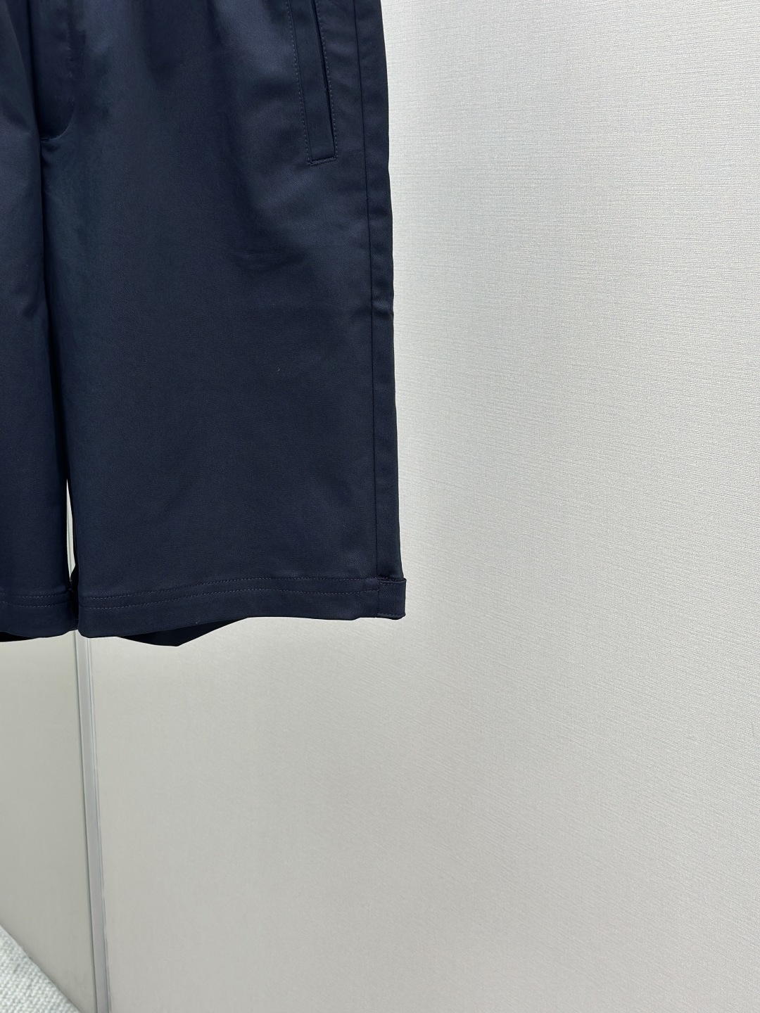 “Moncler Men’s Rectangular Shorts: Fashionable and Functional for Outdoor Exercise in Various Sizes” - 图片 7