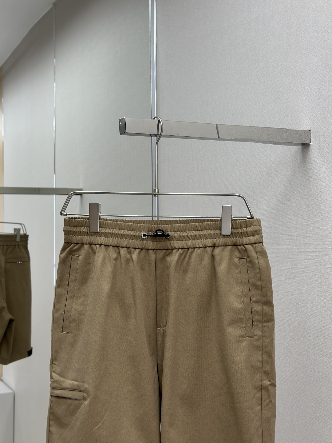 “Moncler Men’s Rectangular Shorts: Perfect Shape, Fashionable, Comfortable, Ideal for Aerobics & Outdoor Activities” - 图片 4