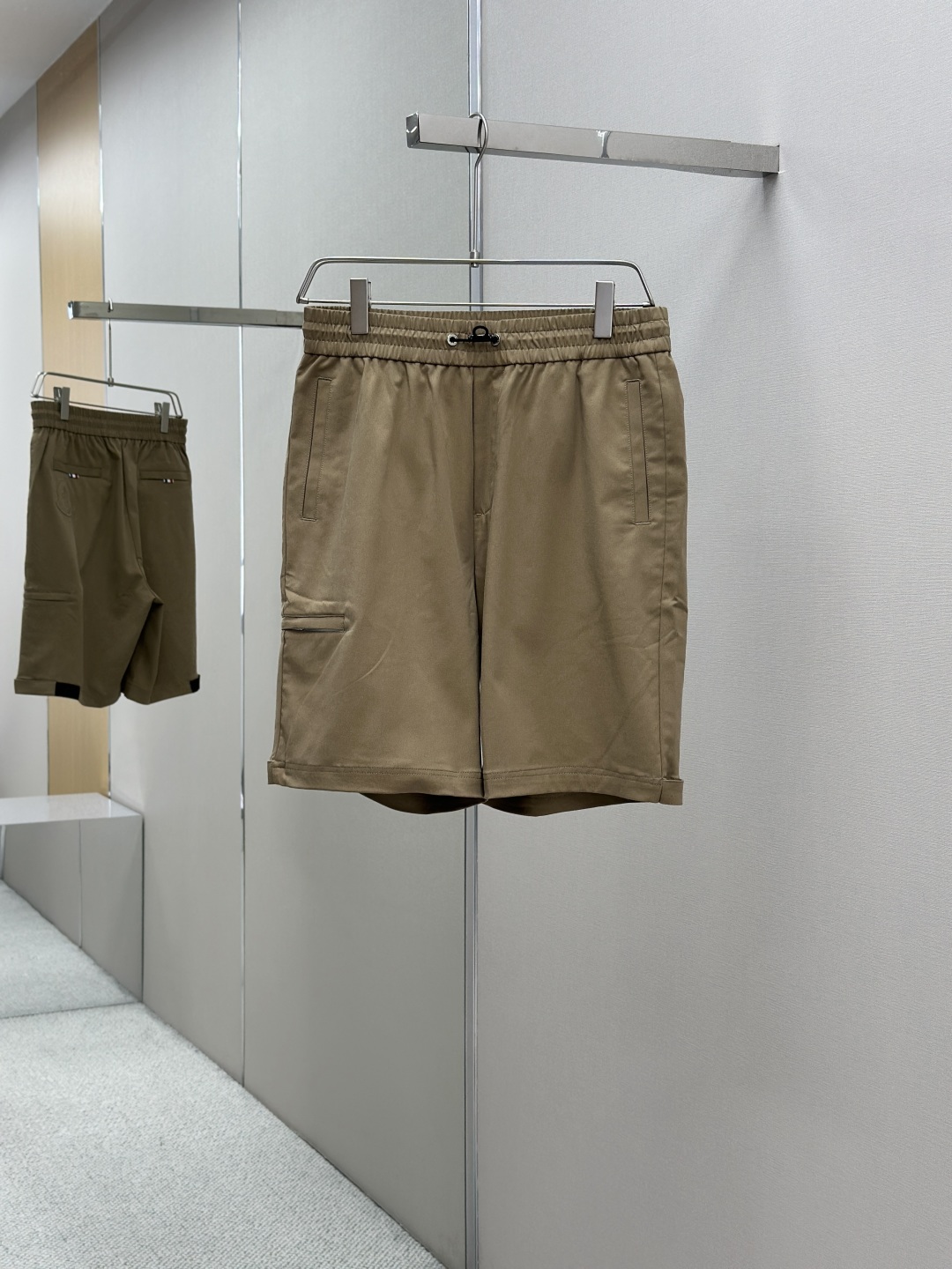 “Moncler Men’s Rectangular Shorts: Perfect Shape, Fashionable, Comfortable, Ideal for Aerobics & Outdoor Activities” - 图片 1