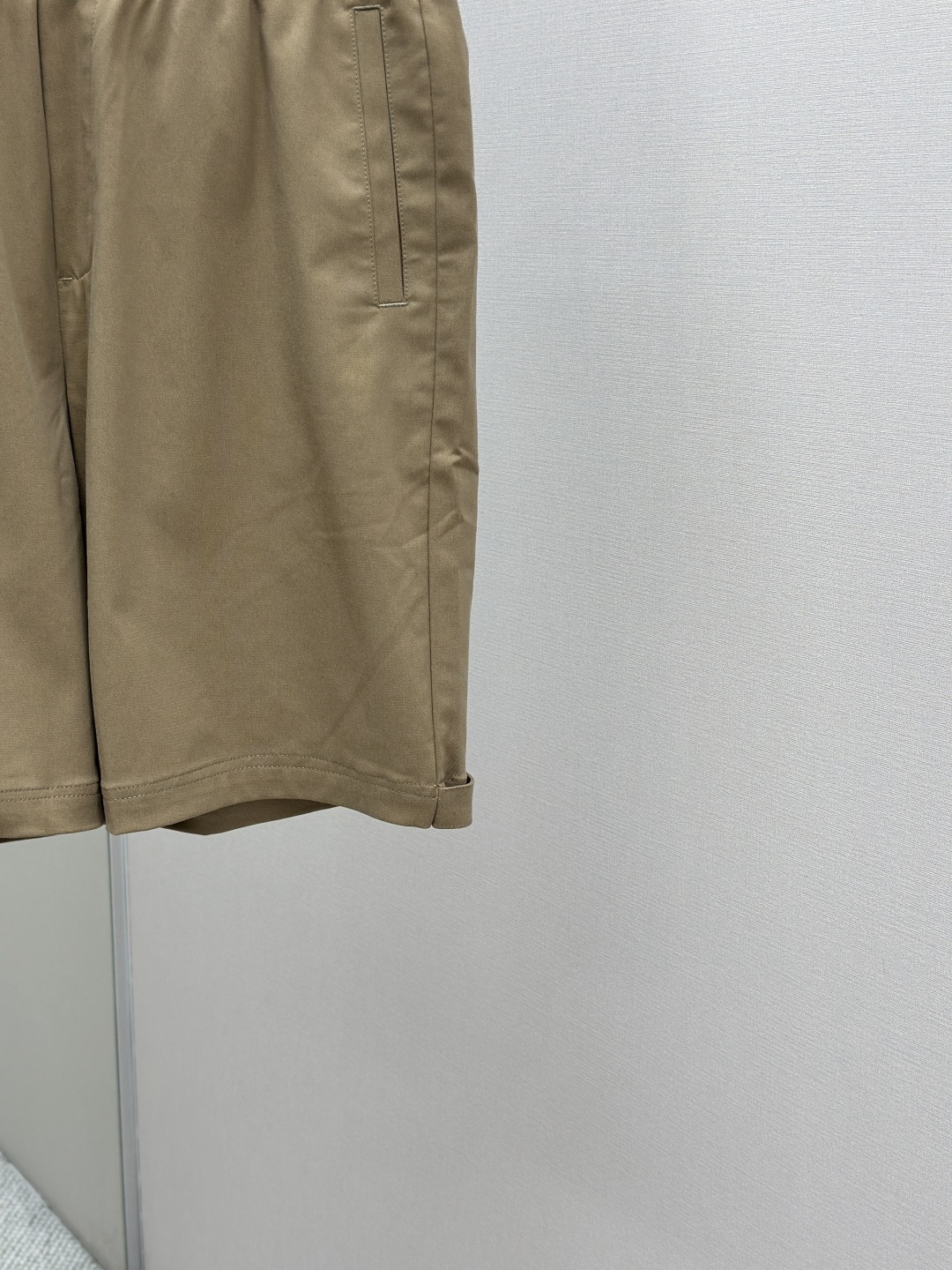 “Moncler Men’s Rectangular Shorts: Perfect Shape, Fashionable, Comfortable, Ideal for Aerobics & Outdoor Activities” - 图片 7