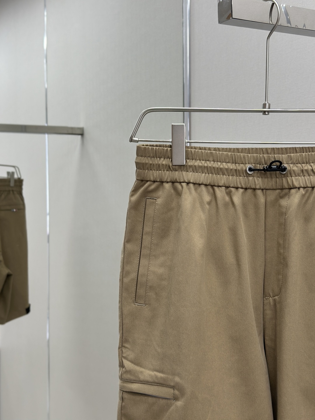 “Moncler Men’s Rectangular Shorts: Perfect Shape, Fashionable, Comfortable, Ideal for Aerobics & Outdoor Activities” - 图片 5