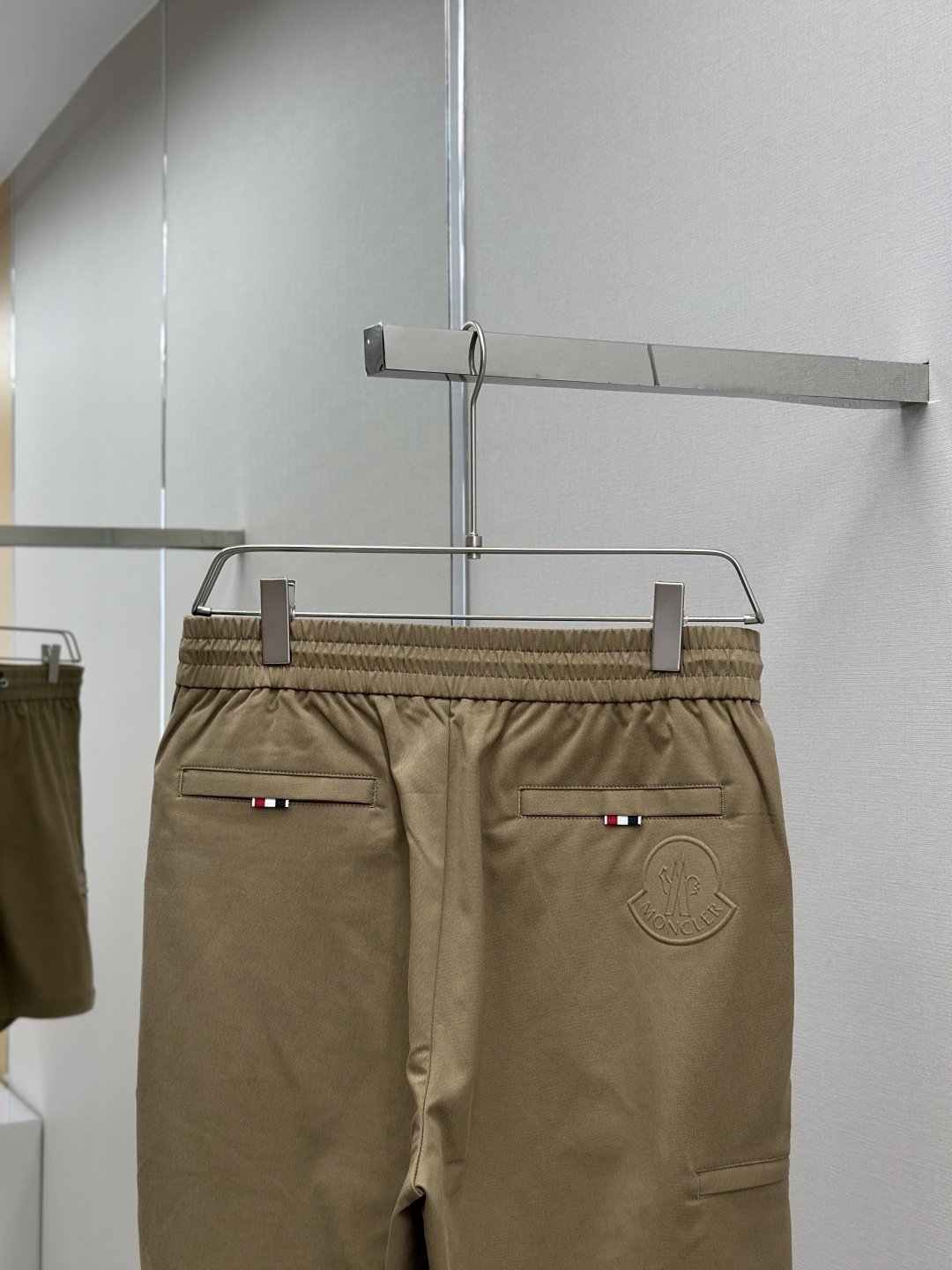 “Moncler Men’s Rectangular Shorts: Perfect Shape, Fashionable, Comfortable, Ideal for Aerobics & Outdoor Activities” - 图片 8