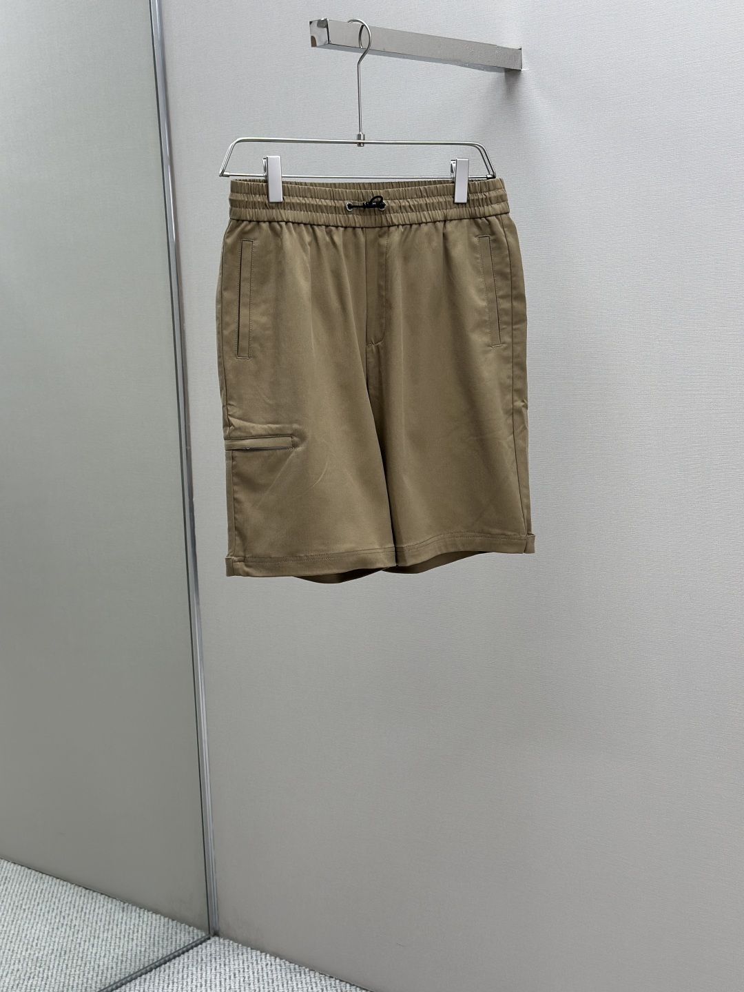 “Moncler Men’s Rectangular Shorts: Perfect Shape, Fashionable, Comfortable, Ideal for Aerobics & Outdoor Activities” - 图片 3