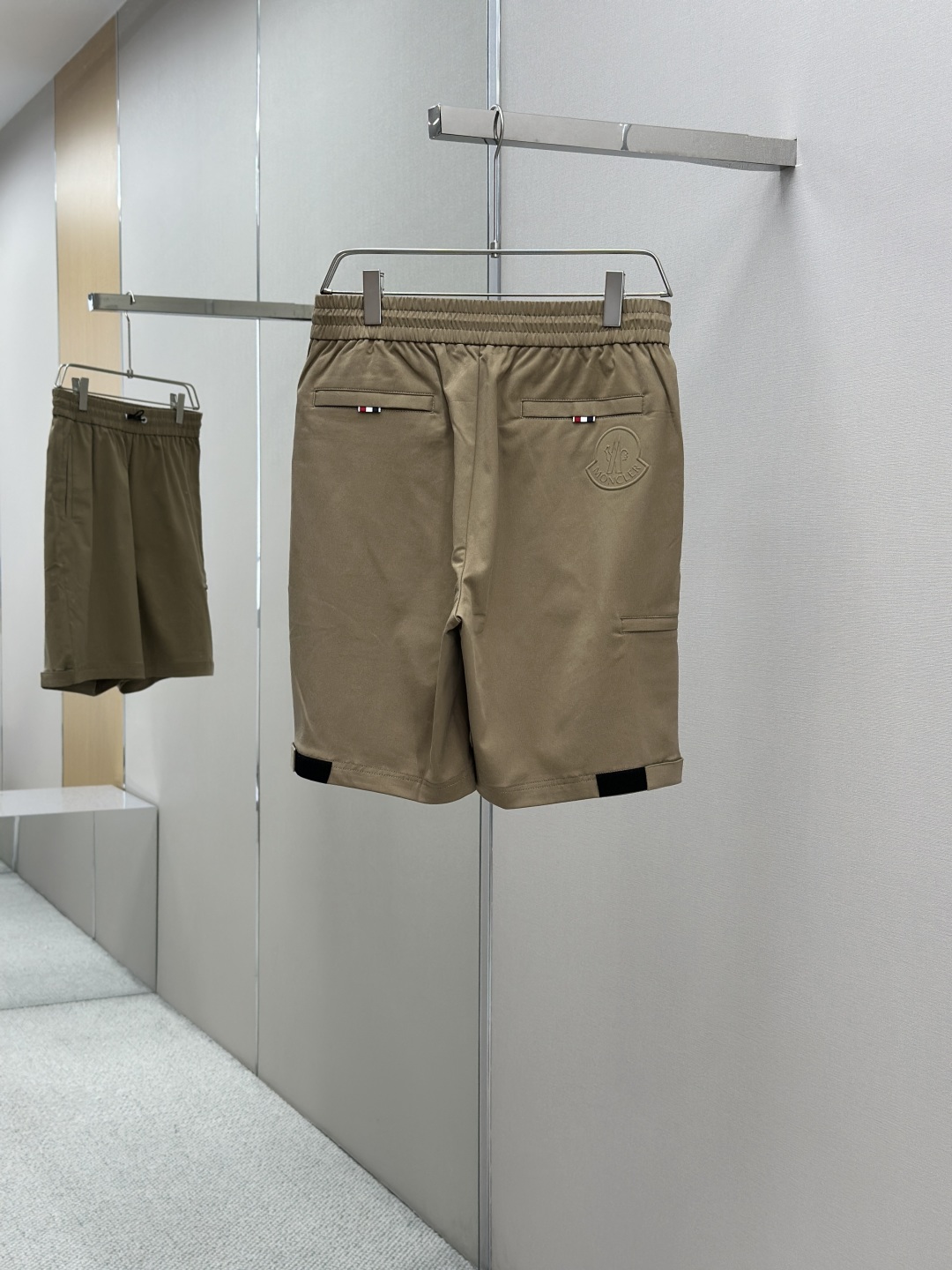 “Moncler Men’s Rectangular Shorts: Perfect Shape, Fashionable, Comfortable, Ideal for Aerobics & Outdoor Activities” - 图片 2