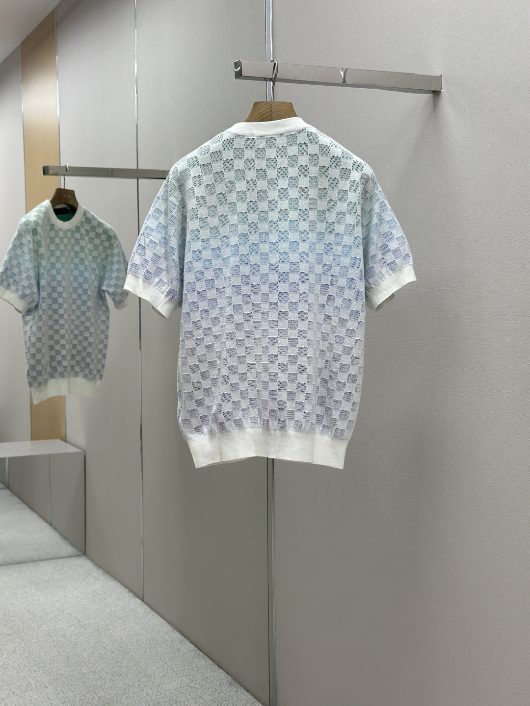 Louis Vuitton 25SS Gradient Damier Jacquard Knit Cotton Short Sleeve Top 3 cmp i1747408213125 9592 0 1