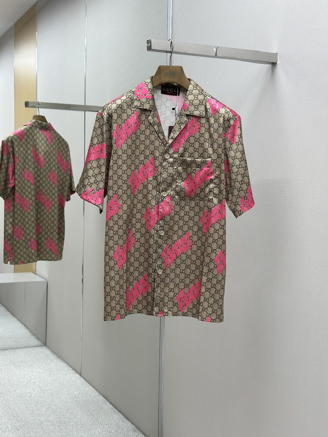 NO:414833,Gucci 2025SS spring and summer new knitted lapel short-sleeved shirt classic brown interlocking pattern, green letter logo print, front chest patch pocket, lettering button opening and closing placket, straight cut style is not picky for people to wear SizeSMLXL, gucci, T-shirt, alexander wang19860909Gucci 2025SS春夏新款针织翻领短袖衬衣 经典咖色互扣图案,满身绿色字母Logo印花 前胸贴布口袋,刻字纽扣开合门襟 直筒剪裁版型不挑人穿 SizeSMLXL,,gucci,T-shirt,alexander wang,Men's clothing