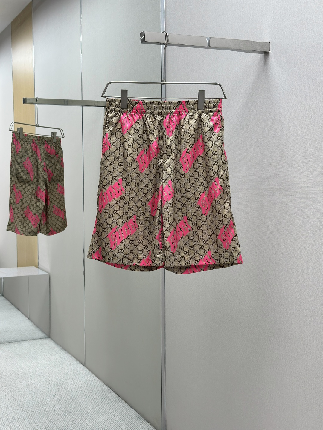 NO:414825,Gucci 2025 SS spring and summer new beach shorts, double g interlocking logo pattern, bright green letter logo print, elastic elastic waist circumference, same color drawstring details, oblique socket pocket design, casual style size S M L XL,,gucci, shorts, alexander wang19860909Gucci 2025 SS春夏新款沙滩短裤 满身双g互扣logo图案 亮绿色字母logo印花 弹力松紧带腰围 同色系抽绳细节 斜插口袋设计 休闲款式尺码S M L XL,,gucci,shorts,alexander wang,Men's clothing