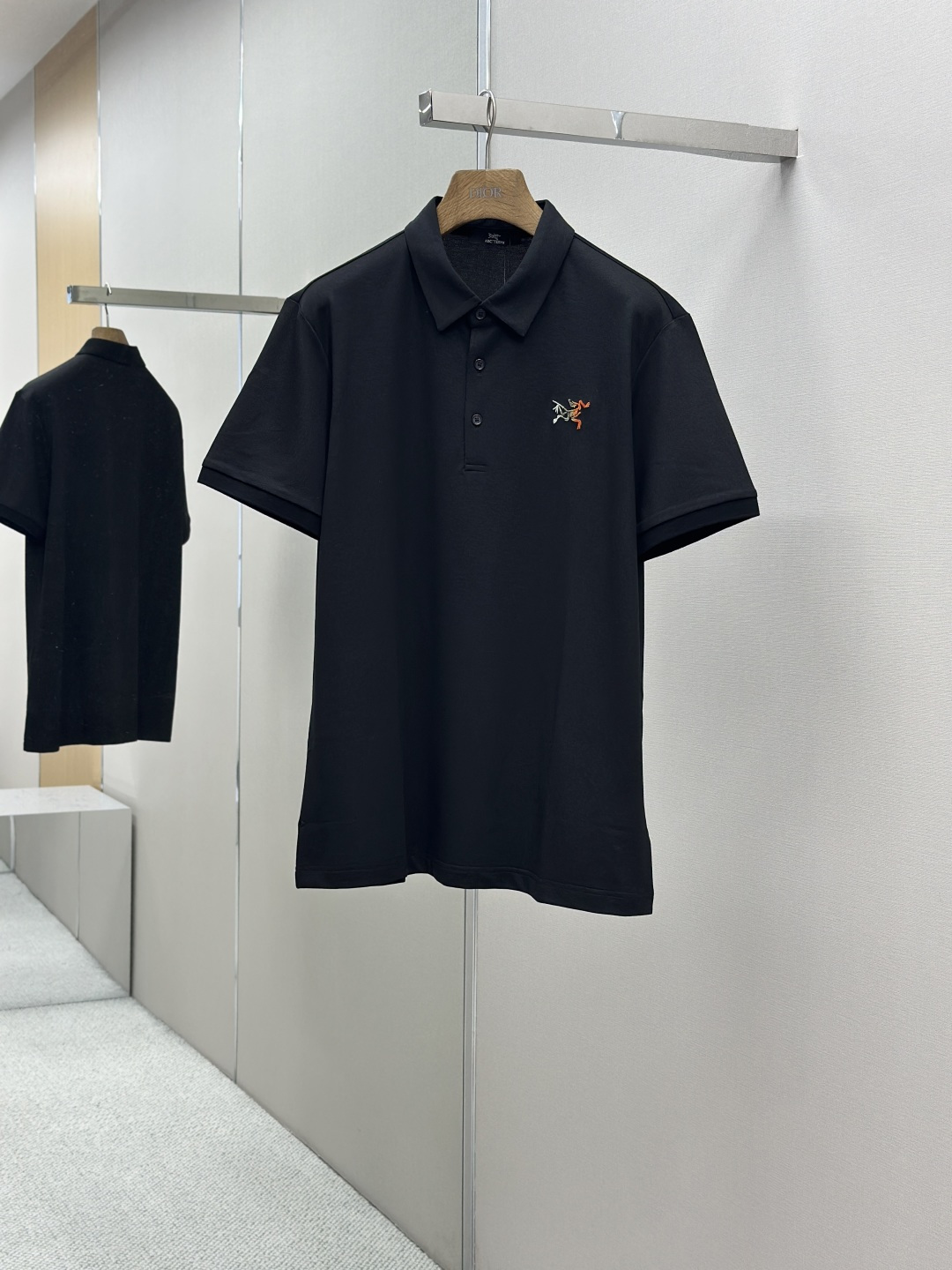 NO:433167,ARC Archaeopteryx 2025 summer new product lapel polo short-sleeved fashion item design, more fashionable and comfortable, high standard customization, very stylish upper body, luxury brand classic LOGO pattern customer-supplied auxiliary materials, customer-supplied imported comfortable breathable fabric with very delicate texture, exquisite and exquisite detailing and exquisite accessories, all supplied by foreign merchants, a very high shaping item, can be matched with any fashion, the style is super good, a must-have item for trendy men!  Size: 48-56,arc'teryx,T-shirt,alexander wang19860909ARC始祖鸟 2025夏季新品翻领polo短袖 时尚单品设计,更加时尚舒适,高标准定制,上身非常有型,奢华品牌经典LOGO图案 客供辅料,客供进口舒适透气面料质感非常细腻,细节工艺精湛考究,辅料皆为外商客供,塑造性极高的一款单品,任何时装都可以搭配,版型超级好 潮男必备单品！尺码:48-56,arc'teryx,T-shirt,alexander wang,Men's clothing