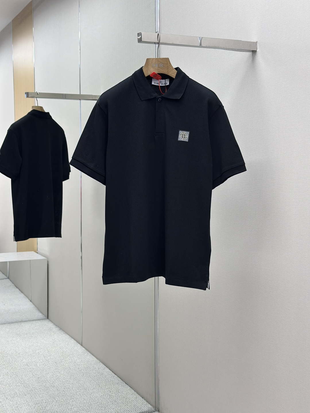 NO:414817,Stonelsland Badge patch embroidery Polo shirt Customized beaded pure cotton stiletto breathable air cotton Exclusive cloud-like cotton feeling Soft and smooth Touch Light and drooping It interprets the ultimate low-key and luxury with its deep black like the night sky Compass micro-seal patch embroidery embroidery on the chest, showing ingenuity in simplicity and intricacy in the details Showing style in the details Simplicity is not simple, and the style is self-made. 1 adopts imported machine patch embroidery technology Use advanced computer control systems and precision mechanical components to realize the Compass badge embroidery operation and presents an embroidery effect that combines clarity and three-dimensionality. Craft 2: The fabric is washed, with better texture, not easy to deform, not easy to shrink, not easy to fade, maintaining long-term beauty. Customized auxiliary materials 1:1 Stonelsland buttons Customized 1:1 Stonelsland trademark Stonelsland  Loose fit Size S M L XL,,alexander wang19860909Stonelsland 徽章贴布绣Polo衫 定制珠地纯棉缎 呼吸的空气棉 尊享云端棉感 触感软糯 轻盈垂顺 以其如夜空般深邃的黑色 诠释着极致的低调与奢华 Compass微章贴饰点缀于胸前 于简约中见匠心 在细节处显风华 简约不简 风范自成 工艺1采用进口机贴布绣工艺 使用先进的计算机控制系统和精密的机械部件 实现Compass 徽章刺绣作业 呈现出清晰度和立体感兼具的刺绣效果  工艺2: 面料都经过浇洗 手感质感更佳 不易变形 不易缩水 不易褪色 保持长久的美观 辅料定制1:1 Stonelsland纽扣 定制1:1 Stonelsland商标 版型 宽松版型 尺码 S M L XL,,alexander wang,Men's clothing