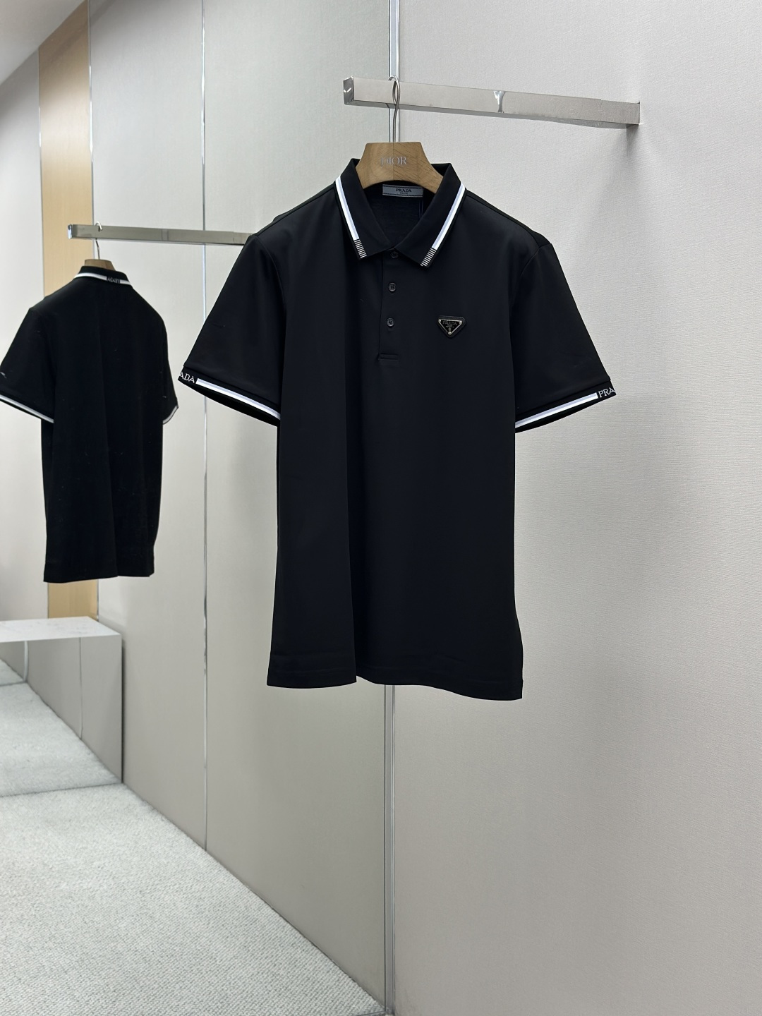 NO:433177,PRADA 2025 summer new product lapel polo short sleeve fashion item design, more fashionable and comfortable, high standard customization, very stylish upper body, luxury brand classic LOGO pattern customer-supplied auxiliary materials, customer-supplied imported comfortable breathable fabric with very delicate texture, exquisite details and exquisite craftsmanship, all accessories are provided by foreign merchants, a very high shaping item, can be matched with any fashion, the style is super good, a must-have item for trendy men!  Size: 48-56, prada, T-shirt, alexander wang19860909PRADA 2025夏季新品翻领polo短袖 时尚单品设计,更加时尚舒适,高标准定制,上身非常有型,奢华品牌经典LOGO图案 客供辅料,客供进口舒适透气面料质感非常细腻,细节工艺精湛考究,辅料皆为外商客供,塑造性极高的一款单品,任何时装都可以搭配,版型超级好 潮男必备单品！尺码:48-56,,prada,T-shirt,alexander wang,Men's clothing