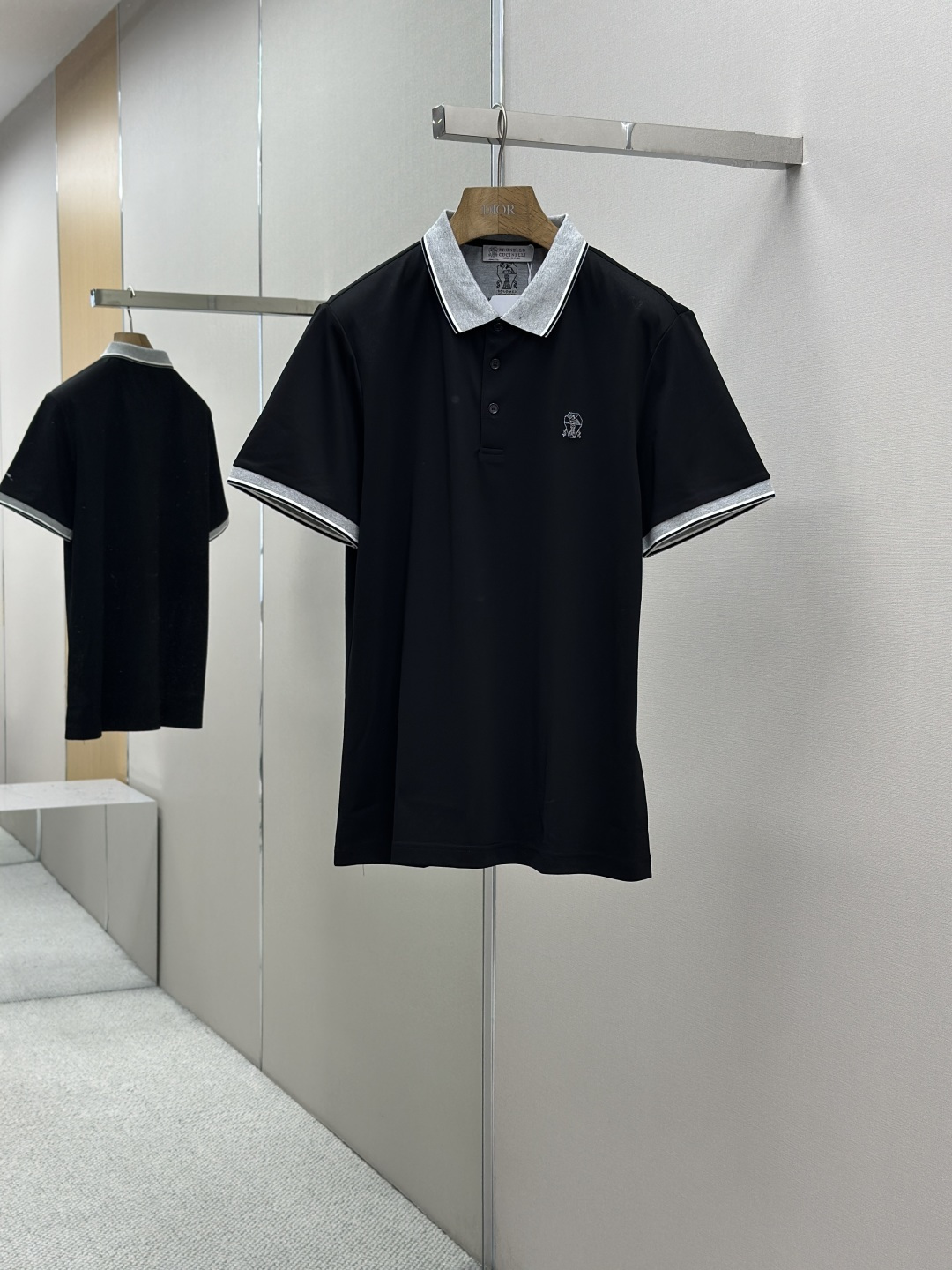 NO:433182,BC 2025 summer new product lapel polo short sleeves fashion item design, more fashionable and comfortable, high standard customization, very stylish upper body, luxury brand classic LOGO pattern customer-supplied auxiliary materials, customer-supplied imported comfortable breathable fabric with very delicate texture, exquisite and exquisite detailing and exquisite accessories, all supplied by foreign merchants, a single item with extremely high shaping ability, can be matched with any fashion, the style is super good, a must-have item for trendy men!  Size: 48-56, T-shirt,alexander wang19860909BC 2025夏季新品翻领polo短袖 时尚单品设计,更加时尚舒适,高标准定制,上身非常有型,奢华品牌经典LOGO图案 客供辅料,客供进口舒适透气面料质感非常细腻,细节工艺精湛考究,辅料皆为外商客供,塑造性极高的一款单品,任何时装都可以搭配,版型超级好 潮男必备单品！尺码:48-56,,T-shirt,alexander wang,Men's clothing