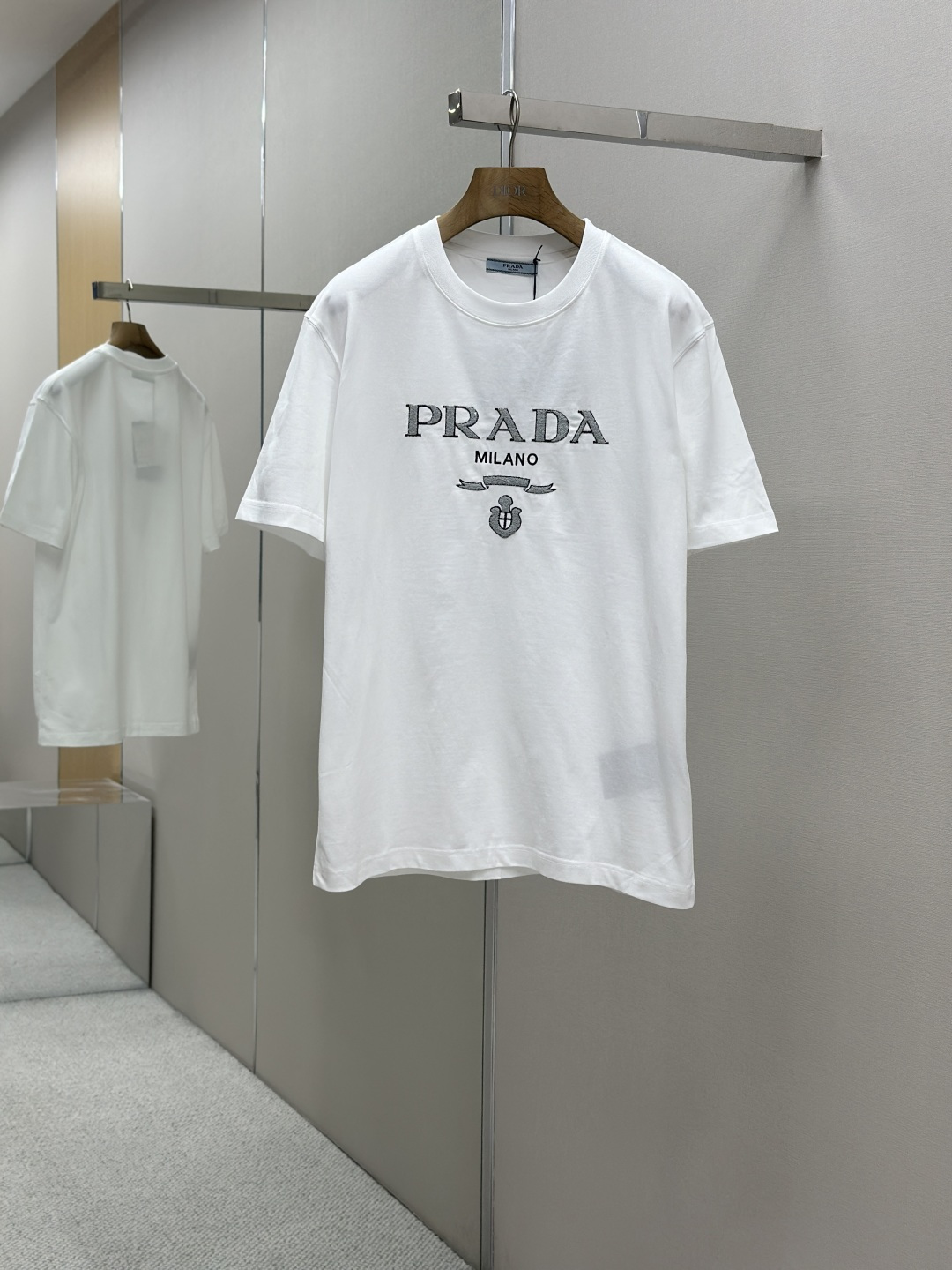 NO:433100,PRADA 25SS spring and summer new style first-time counter latest short-sleeved round-neck T-shirt, high-end customization, avant-garde and fashionable design!  Brand logo heavy craft design, high-end customized Gaoke heavy fabric, soft feel, comfortable to wear, exquisite counter-level car line, fine workmanship, invincible and handsome upper body effect!  A must-have item for handsome men!  Color black. White. Number of codes M-XXXL, prada, T-shirt,tees, t-shirt,alexander wang19860909PRADA 25SS春夏新款首发专柜最新款短袖圆领T恤 高端订制 设计前卫时尚！品牌logo重工艺设计 高端定制高克重面料.手感柔软.穿着舒适.专柜级别精致车线.做工精细.上身效果无敌帅气！型男必备单品！颜色黑色.白色.码数M-XXXL,,prada,T-shirt,tees，t-shirt,alexander wang,Men's clothing