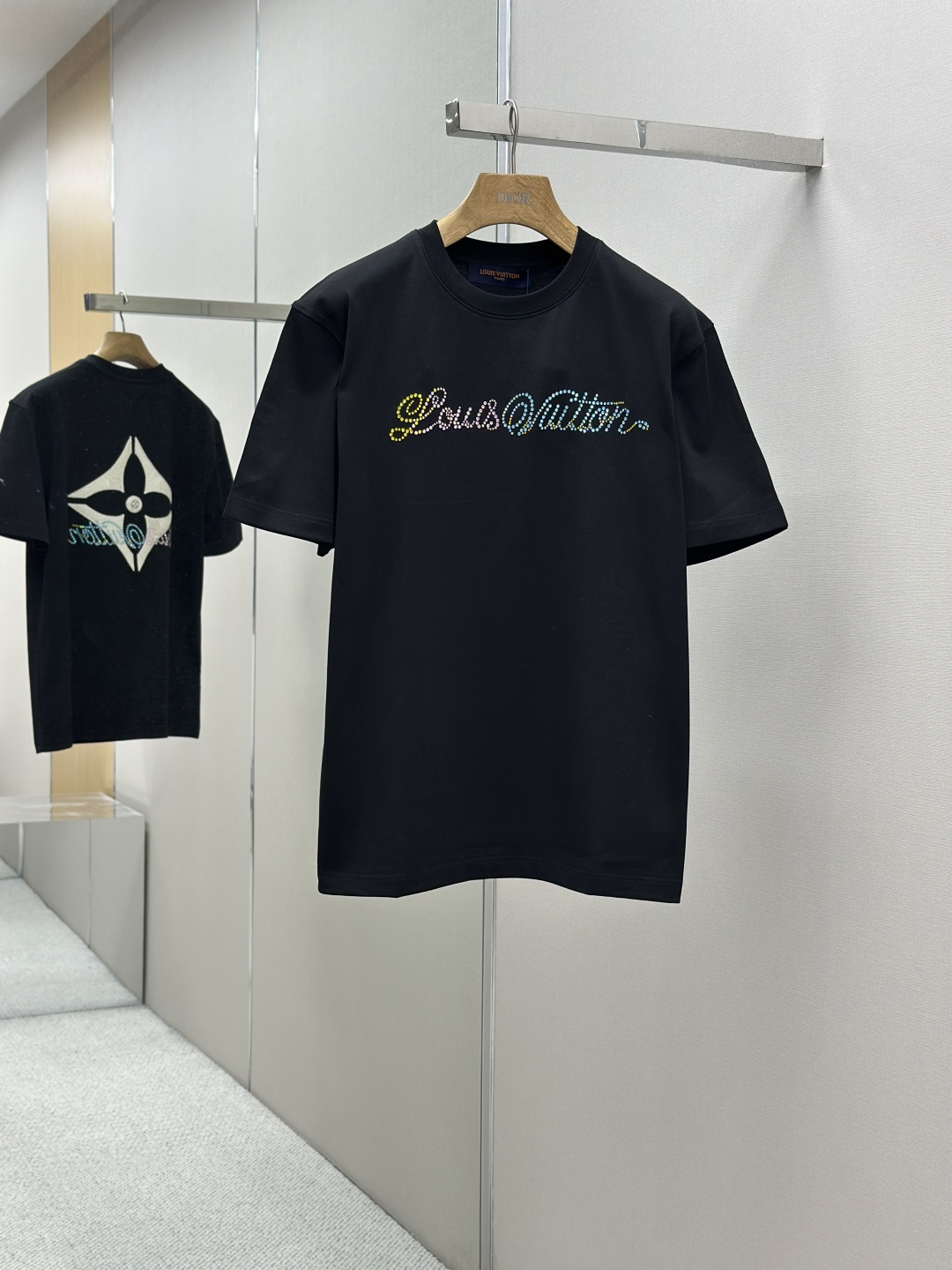 NO:431615,LV 25SS spring and summer new style first-time counter latest short-sleeved round-neck T-shirt, high-end customization, avant-garde and fashionable design!  Brand logo heavy craft design, high-end customized Gaoke heavy fabric, soft feel, comfortable to wear, exquisite counter-level car line, fine workmanship, invincible and handsome upper body effect!  A must-have item for handsome men!  Color black. White. Number M-XXXL, louis vuitton, T-shirt,tees, t-shirt,alexander wang19860909LV 25SS春夏新款首发专柜最新款短袖圆领T恤 高端订制 设计前卫时尚！品牌logo重工艺设计 高端定制高克重面料.手感柔软.穿着舒适.专柜级别精致车线.做工精细.上身效果无敌帅气！型男必备单品！颜色黑色.白色.码数M-XXXL,,louis vuitton,T-shirt,tees，t-shirt,alexander wang,Men's clothing