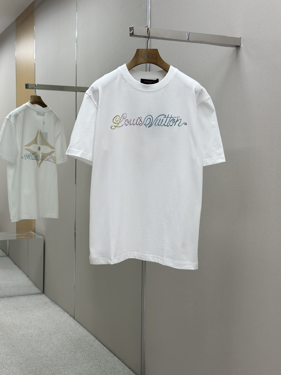 NO:433096,LV 25SS spring and summer new style first-time counter latest short-sleeved round-neck T-shirt, high-end customization, avant-garde and fashionable design!  Brand logo heavy craft design, high-end customized Gaoke heavy fabric, soft feel, comfortable to wear, exquisite counter-level car line, fine workmanship, invincible and handsome upper body effect!  A must-have item for handsome men!  Color black. White. Number M-XXXL, louis vuitton, T-shirt,tees, t-shirt,alexander wang19860909LV 25SS春夏新款首发专柜最新款短袖圆领T恤 高端订制 设计前卫时尚！品牌logo重工艺设计 高端定制高克重面料.手感柔软.穿着舒适.专柜级别精致车线.做工精细.上身效果无敌帅气！型男必备单品！颜色黑色.白色.码数M-XXXL,,louis vuitton,T-shirt,tees，t-shirt,alexander wang,Men's clothing