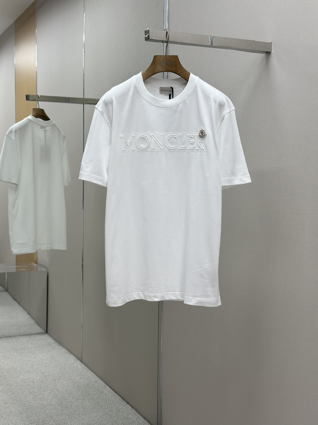 NO:433092,MONCLER 25SS spring and summer new style first-time counter latest short-sleeved round-neck T-shirt, high-end customization, avant-garde and fashionable design!  Brand logo heavy craft design, high-end customized Gaoke heavy fabric, soft feel, comfortable to wear, exquisite counter-level car line, fine workmanship, invincible and handsome upper body effect!  A must-have item for handsome men!  Color black. White. Number of codes M-XXXL, T-shirt,tees, t-shirt,alexander wang19860909MONCLER 25SS春夏新款首发专柜最新款短袖圆领T恤 高端订制 设计前卫时尚！品牌logo重工艺设计 高端定制高克重面料.手感柔软.穿着舒适.专柜级别精致车线.做工精细.上身效果无敌帅气！型男必备单品！颜色黑色.白色.码数M-XXXL,,T-shirt,tees，t-shirt,alexander wang,Men's clothing