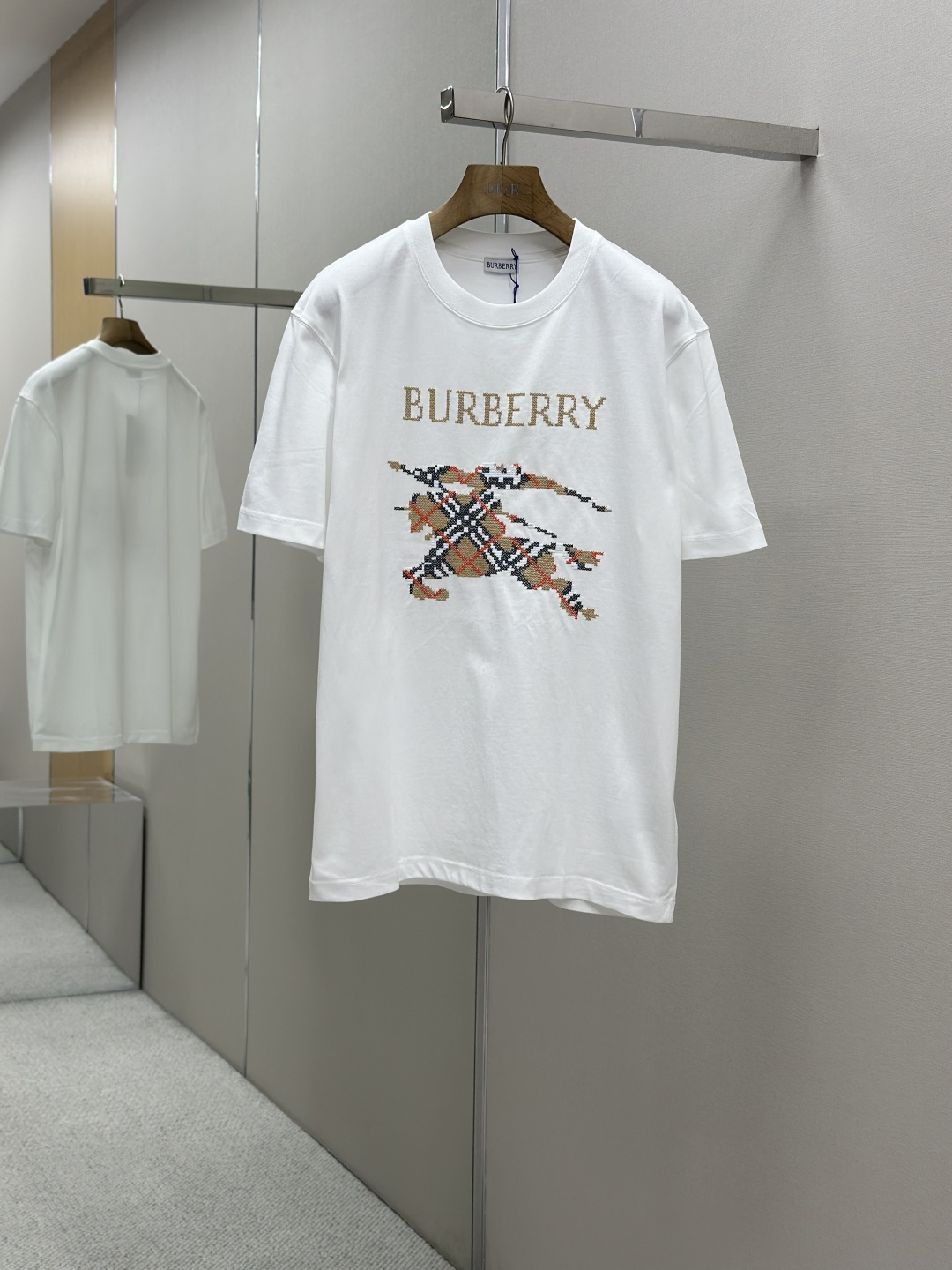 NO:433088,BBR 25SS spring and summer new style first-time counter latest short-sleeved round-neck T-shirt, high-end customization, avant-garde and fashionable design!  Brand logo heavy craft design, high-end customized Gaoke heavy fabric, soft feel, comfortable to wear, exquisite counter-level car line, fine workmanship, invincible and handsome upper body effect!  A must-have item for handsome men!  Color black. White. Number of codes M-XXXL, T-shirt,tees, t-shirt,alexander wang19860909BBR 25SS春夏新款首发专柜最新款短袖圆领T恤 高端订制 设计前卫时尚！品牌logo重工艺设计 高端定制高克重面料.手感柔软.穿着舒适.专柜级别精致车线.做工精细.上身效果无敌帅气！型男必备单品！颜色黑色.白色.码数M-XXXL,,T-shirt,tees，t-shirt,alexander wang,Men's clothing