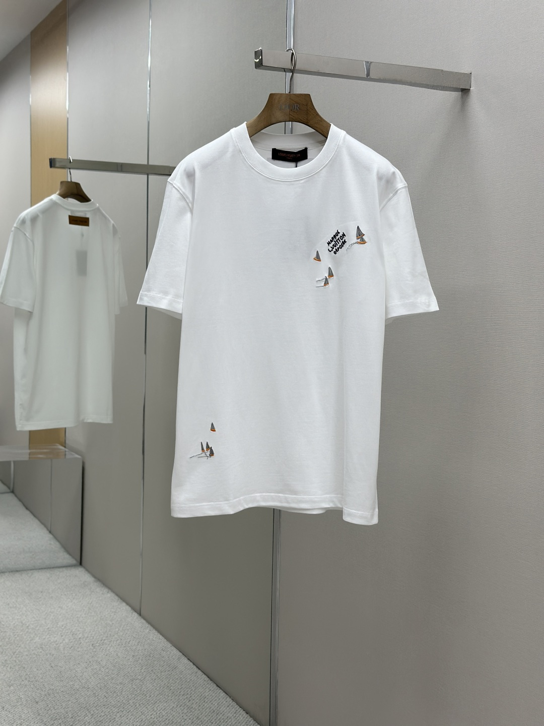 NO:433084,LV 25SS spring and summer new style first-time counter latest short-sleeved round-neck T-shirt, high-end customization, avant-garde and fashionable design!  Brand logo heavy craft design, high-end customized Gaoke heavy fabric, soft feel, comfortable to wear, exquisite counter-level car line, fine workmanship, invincible and handsome upper body effect!  A must-have item for handsome men!  Color black. White. Number M-XXXL, louis vuitton, T-shirt,tees, t-shirt,alexander wang19860909LV 25SS春夏新款首发专柜最新款短袖圆领T恤 高端订制 设计前卫时尚！品牌logo重工艺设计 高端定制高克重面料.手感柔软.穿着舒适.专柜级别精致车线.做工精细.上身效果无敌帅气！型男必备单品！颜色黑色.白色.码数M-XXXL,,louis vuitton,T-shirt,tees，t-shirt,alexander wang,Men's clothing