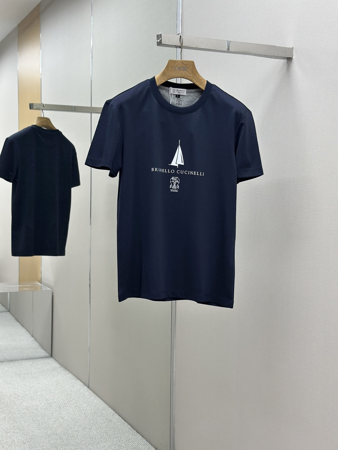 NO:433080,BC 25SS spring and summer new style first-time counter latest short-sleeved round-neck T-shirt, high-end customization, avant-garde and fashionable design!  Brand logo heavy craft design, high-end customized Gaoke heavy fabric, soft feel, comfortable to wear, exquisite counter-level car line, fine workmanship, invincible and handsome upper body effect!  A must-have item for handsome men!  Color black. White. Number of codes M-XXXL, T-shirt,tees, t-shirt,alexander wang19860909BC 25SS春夏新款首发专柜最新款短袖圆领T恤 高端订制 设计前卫时尚！品牌logo重工艺设计 高端定制高克重面料.手感柔软.穿着舒适.专柜级别精致车线.做工精细.上身效果无敌帅气！型男必备单品！颜色黑色.白色.码数M-XXXL,,T-shirt,tees，t-shirt,alexander wang,Men's clothing