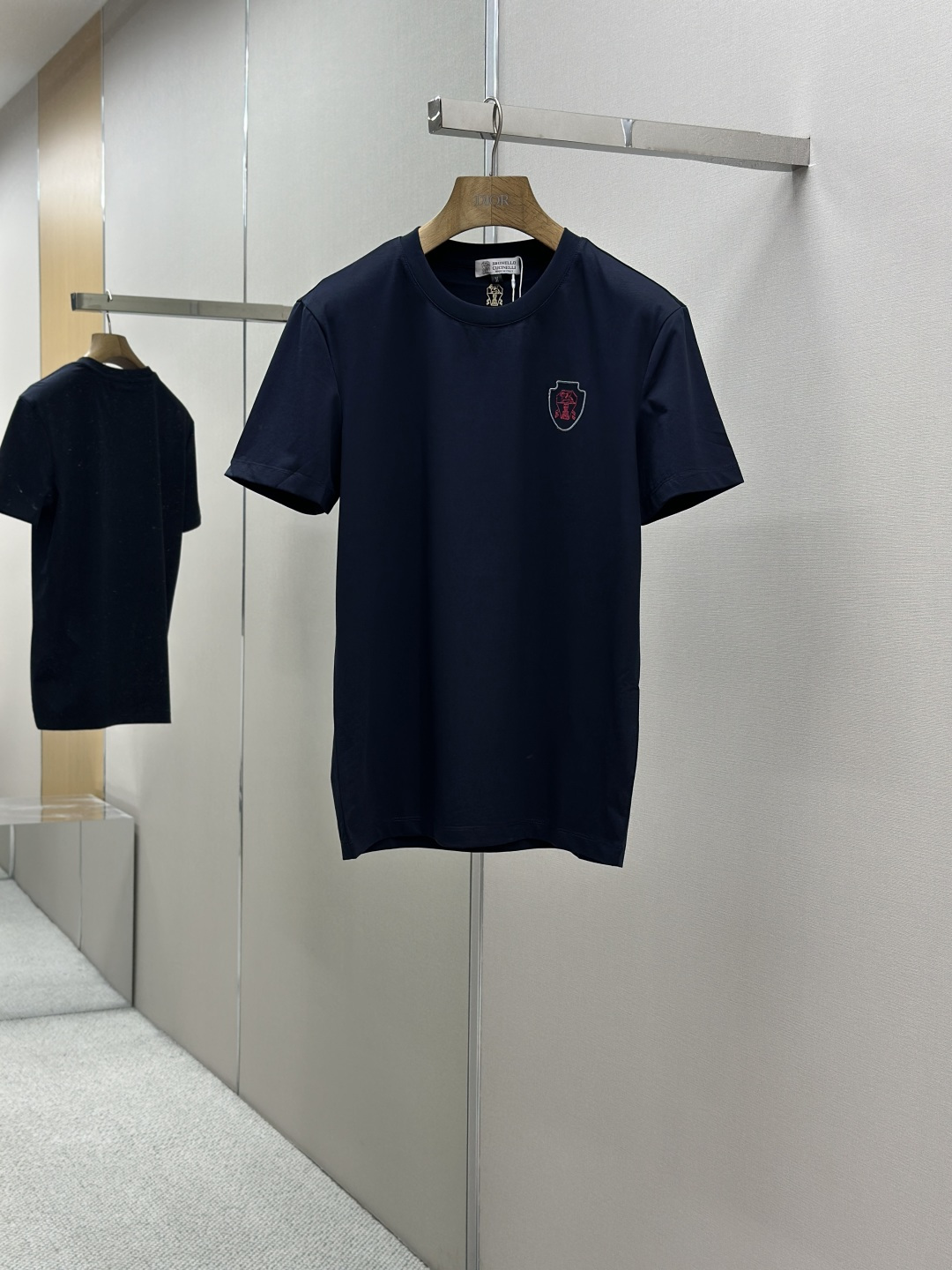 NO:433107,BC 25SS spring and summer new style first-time counter latest short-sleeved round-neck T-shirt, high-end customization, avant-garde and fashionable design!  Brand logo heavy craft design, high-end customized Gaoke heavy fabric, soft feel, comfortable to wear, exquisite counter-level car line, fine workmanship, invincible and handsome upper body effect!  A must-have item for handsome men!  Color black. White. Number of codes M-XXXL, T-shirt,tees, t-shirt,alexander wang19860909BC 25SS春夏新款首发专柜最新款短袖圆领T恤 高端订制 设计前卫时尚！品牌logo重工艺设计 高端定制高克重面料.手感柔软.穿着舒适.专柜级别精致车线.做工精细.上身效果无敌帅气！型男必备单品！颜色黑色.白色.码数M-XXXL,,T-shirt,tees，t-shirt,alexander wang,Men's clothing